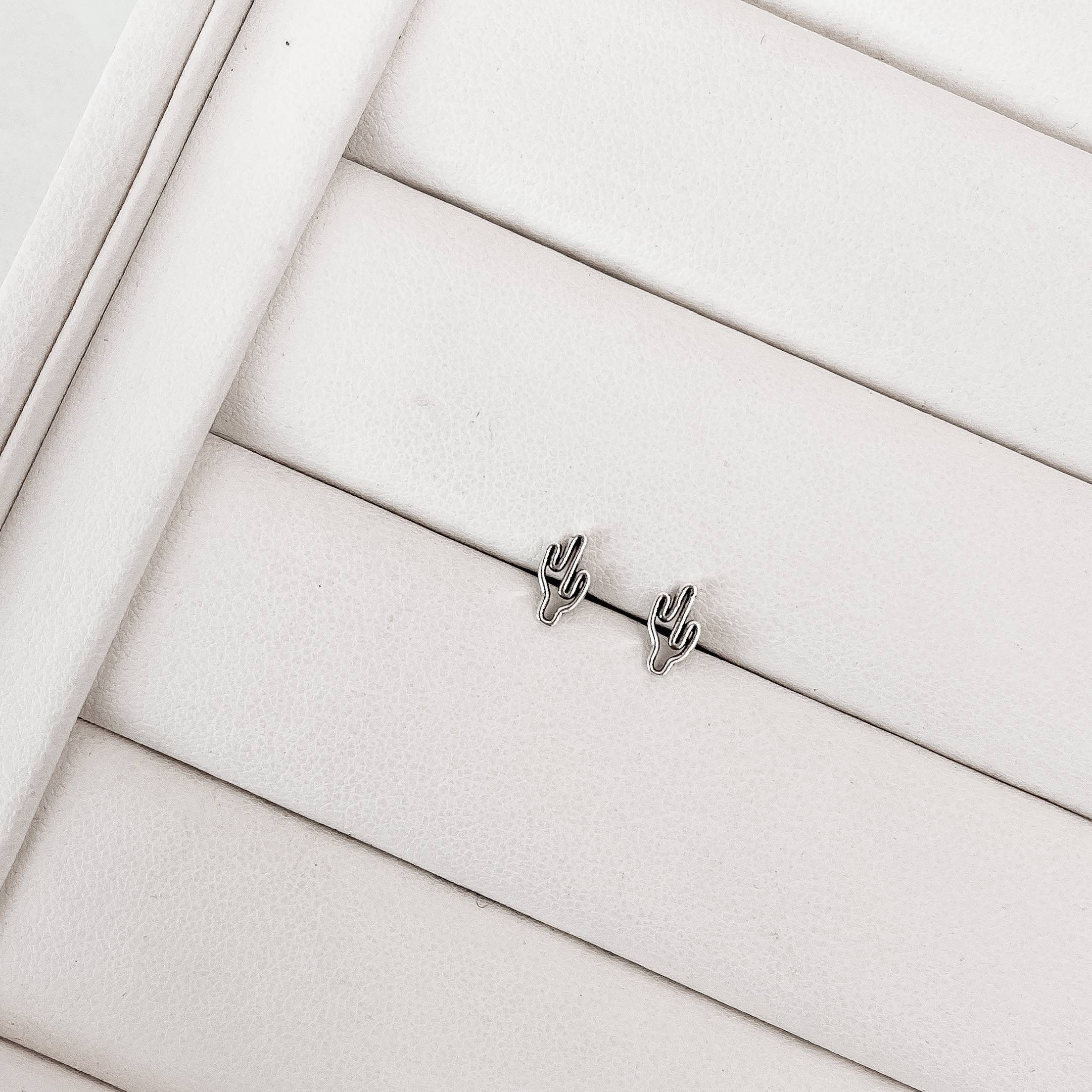 Imagem Brinco cacto vazado envelhecido 8mm