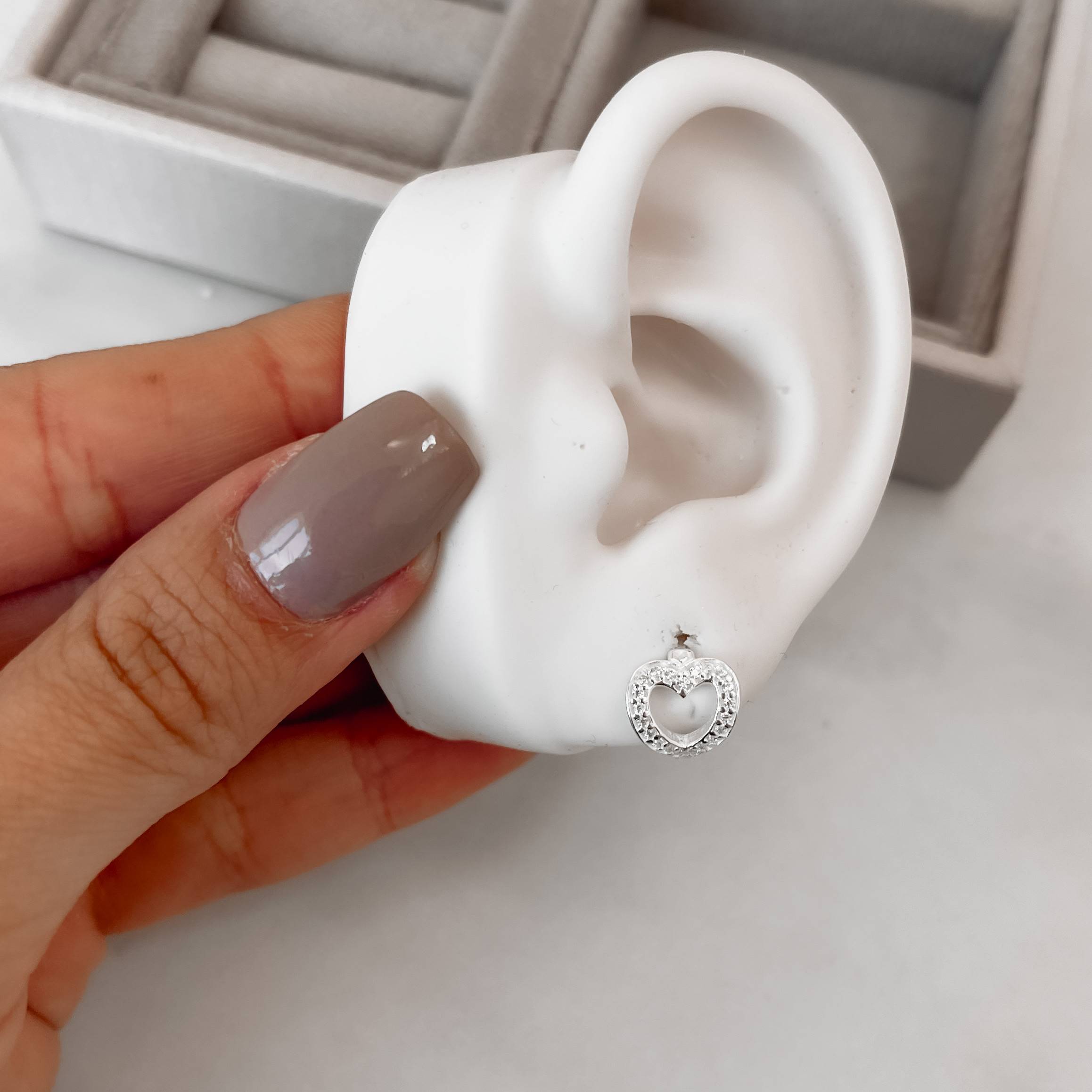 Imagem Argola click 11mm detalhe coração vazado cravejado