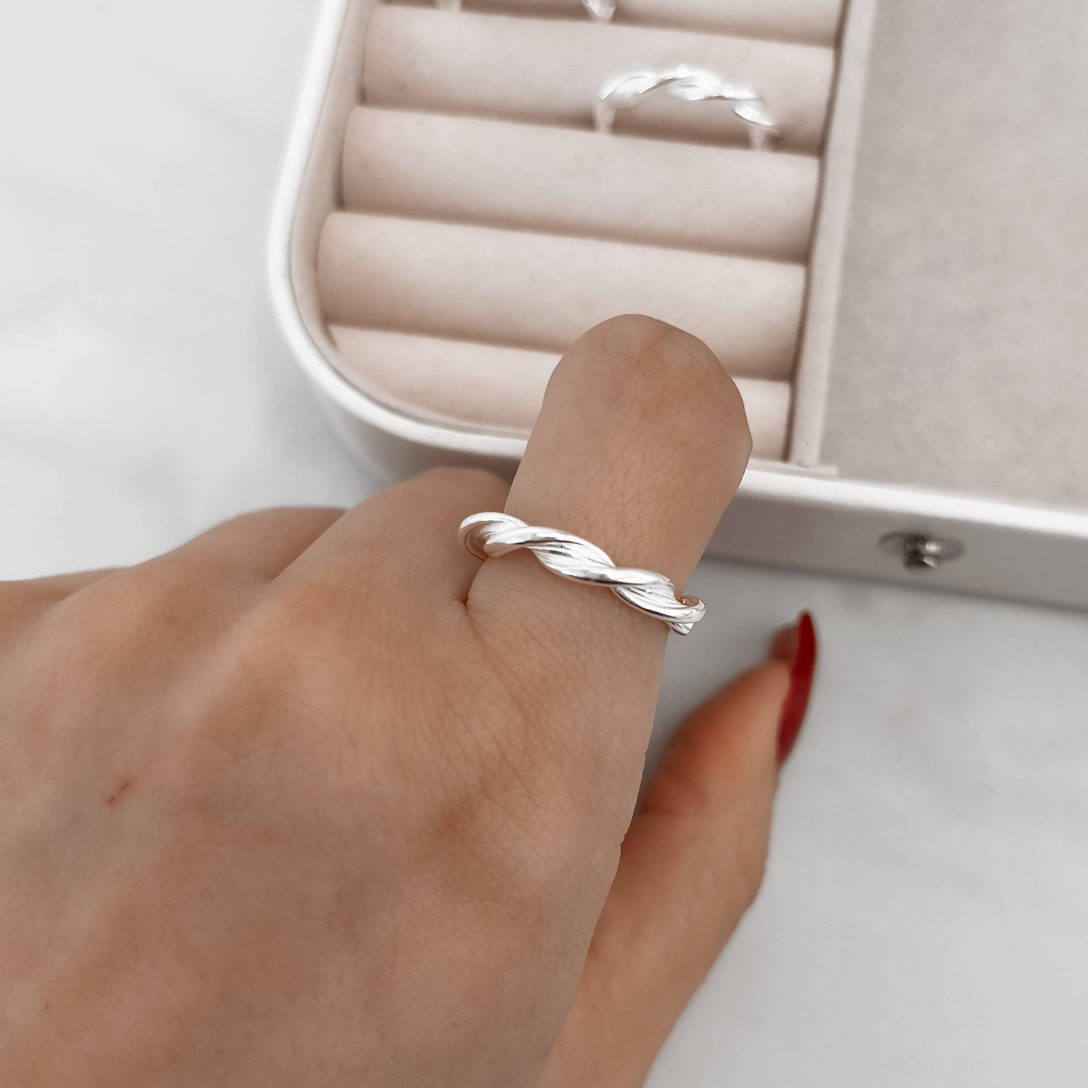 Anel largo trançado