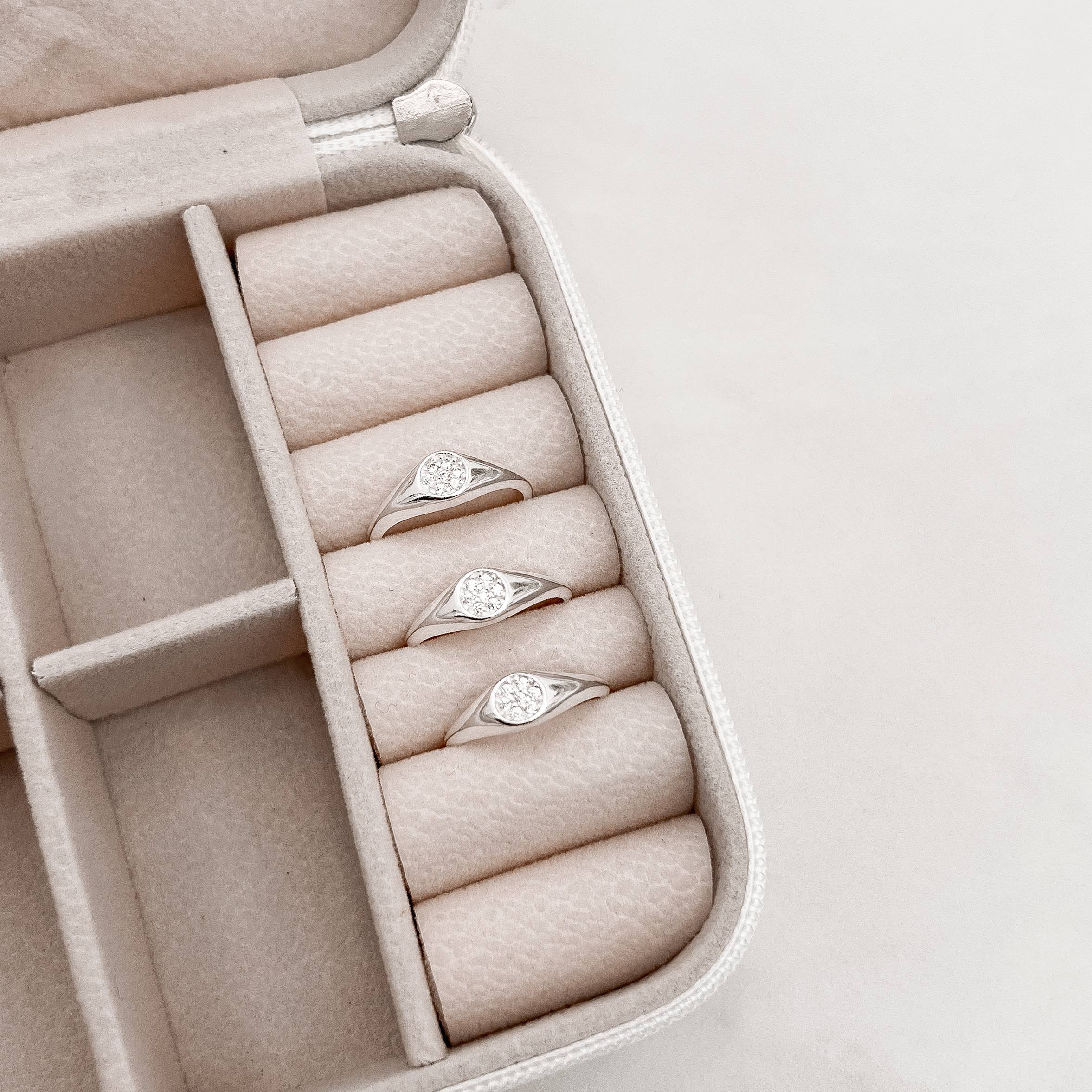 Anel detalhe botão cravejado