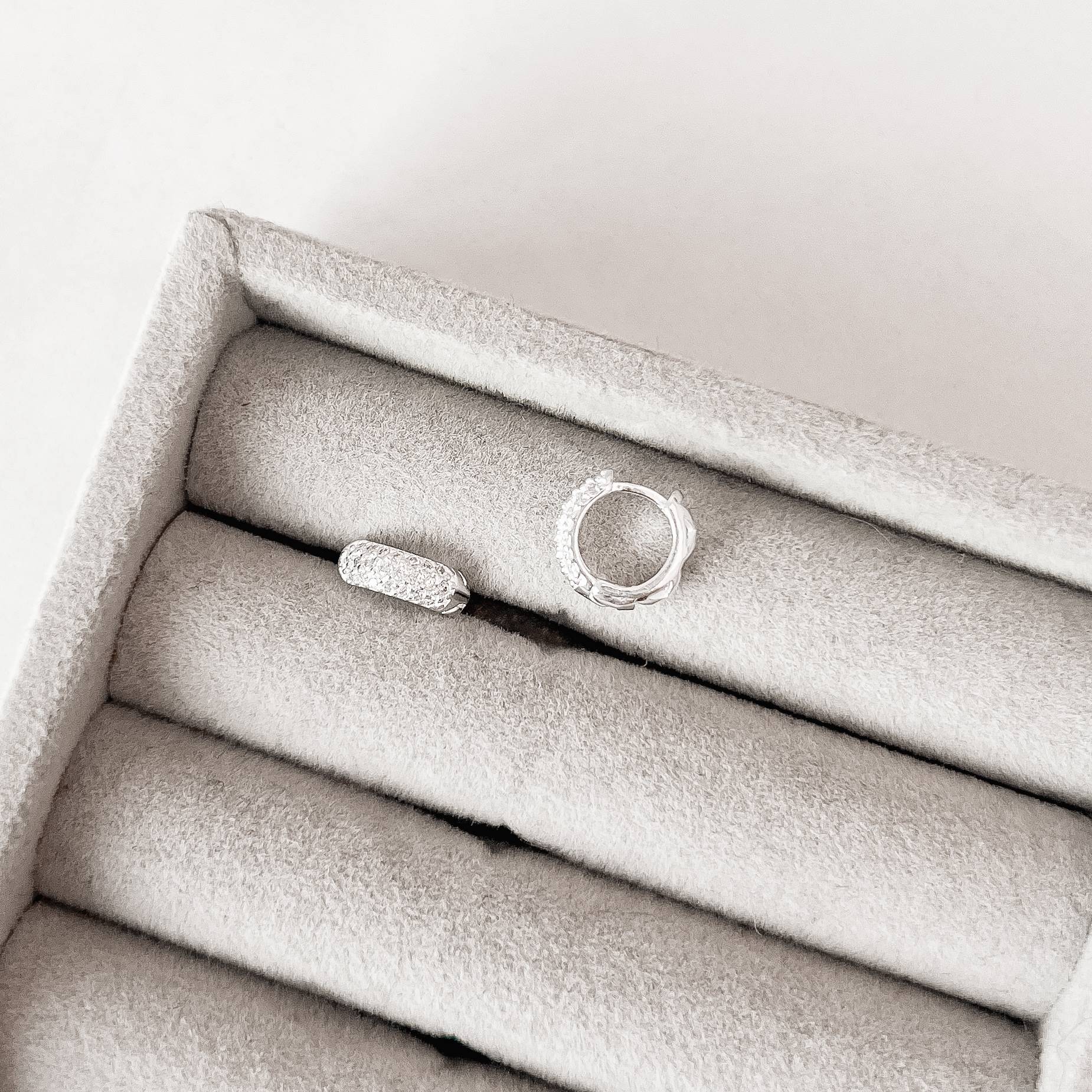 Argola click 9mm cravejada detalhe geométrico