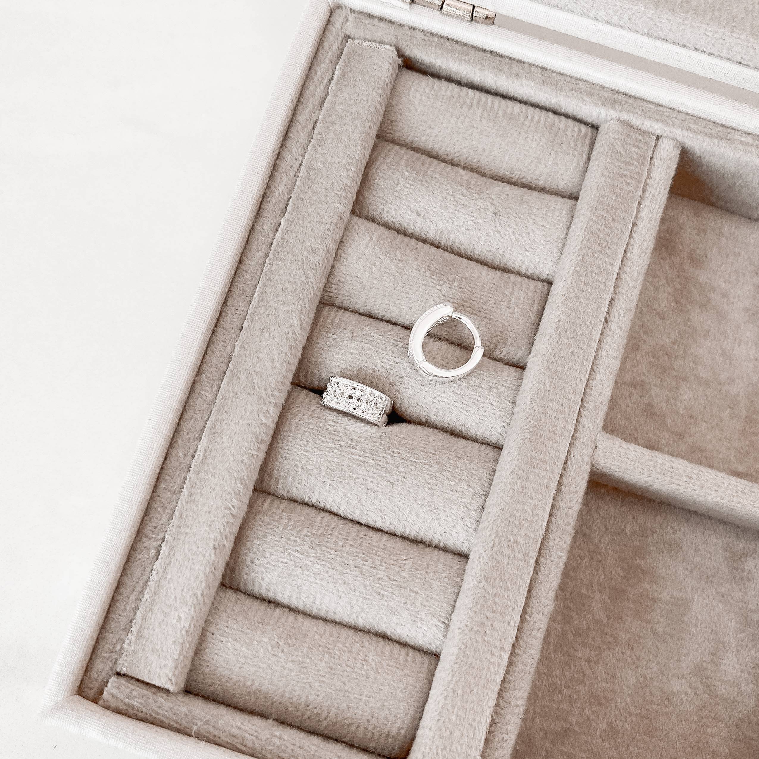 Imagem Argola click 11mm vazada cravejada