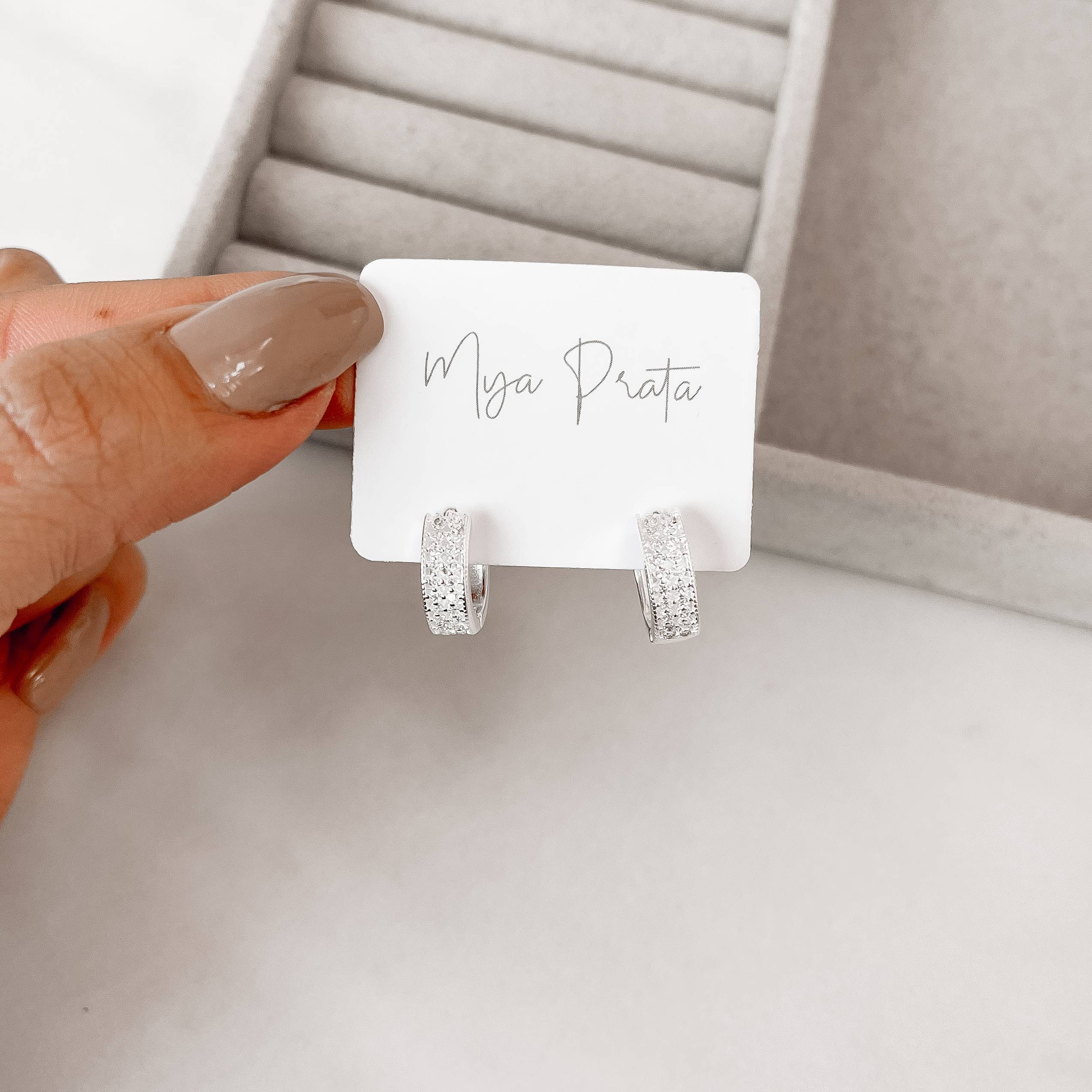 Argola click 13mm vazada cravejada