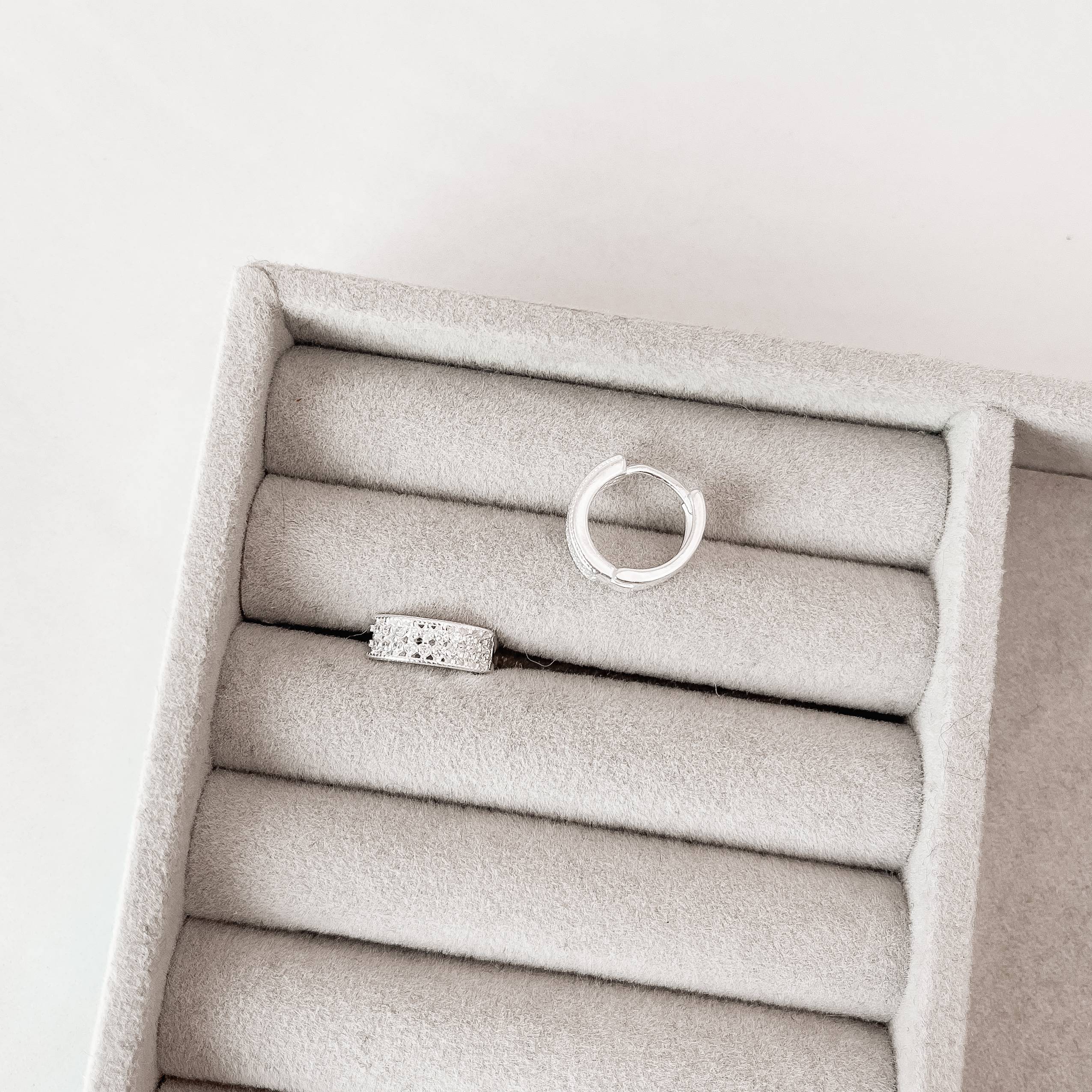 Imagem Secundária Argola click 13mm vazada cravejada