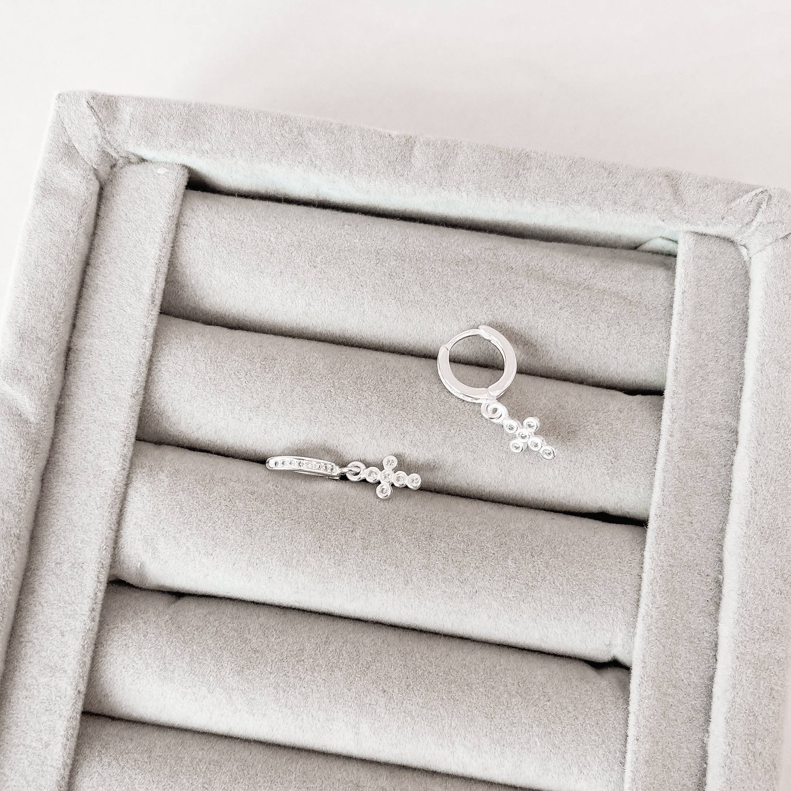 Imagem Argola click cravejada 10mm pingente cruz cravejada