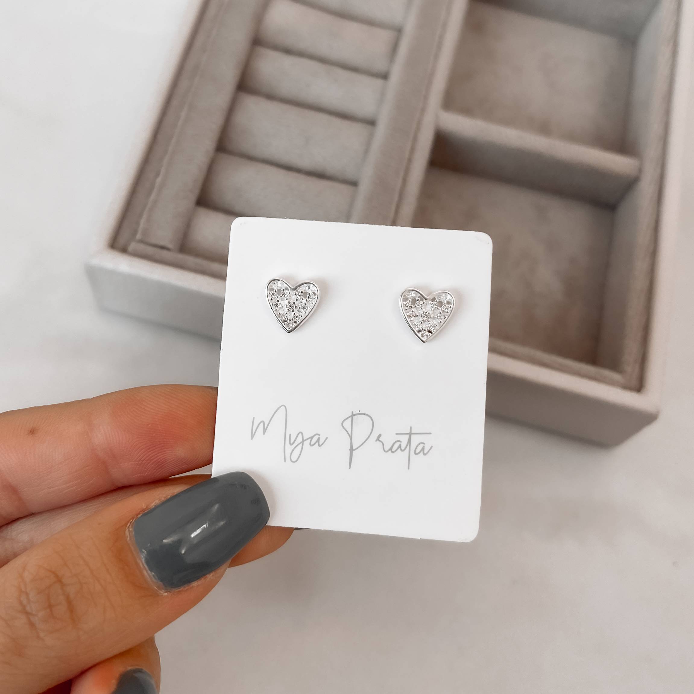 Imagem Secundária Brinco coração com zircônias 9mm