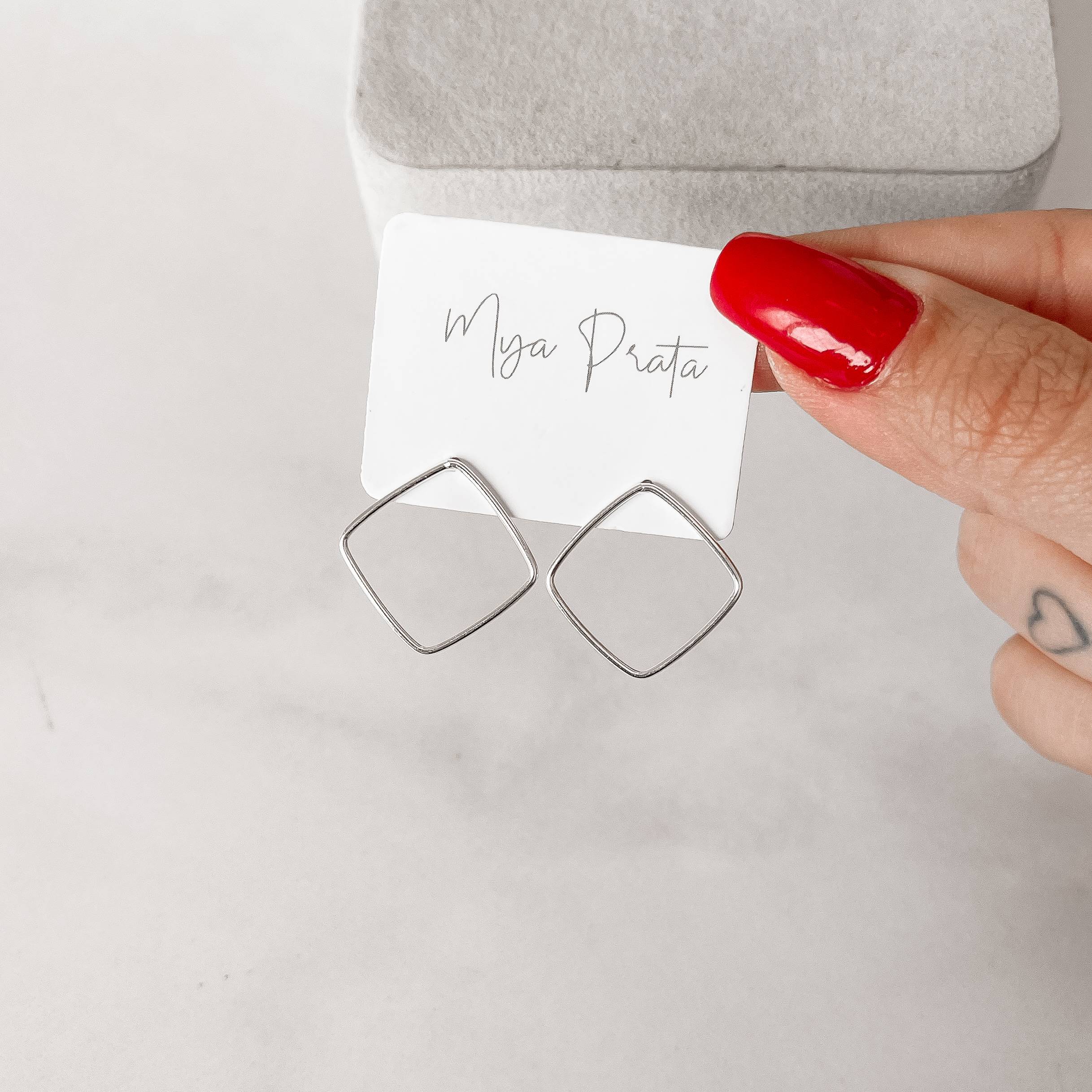 Brinco losango vazado 21mm