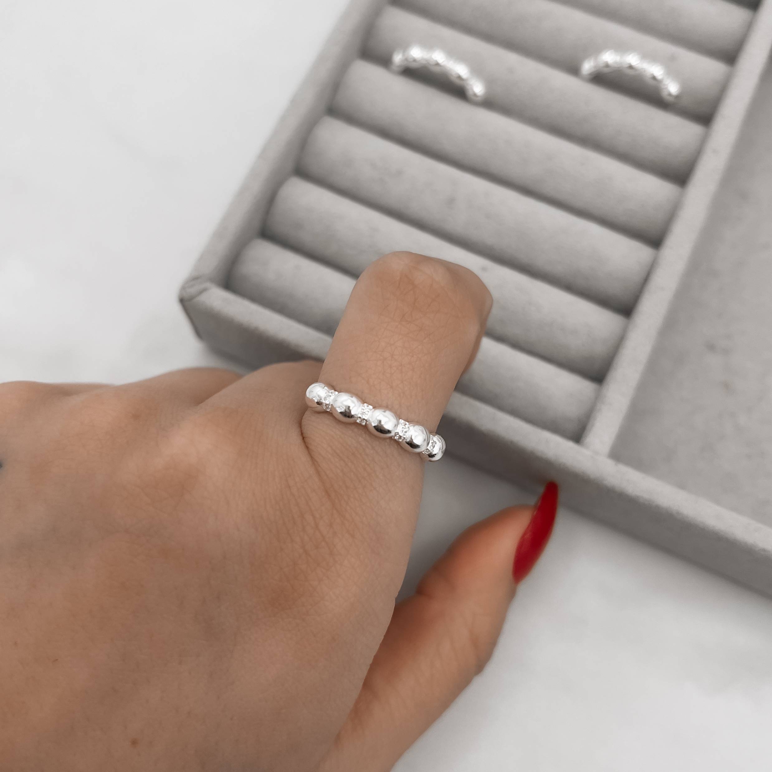 Imagem Secundária Anel bolas com detalhes cravejados