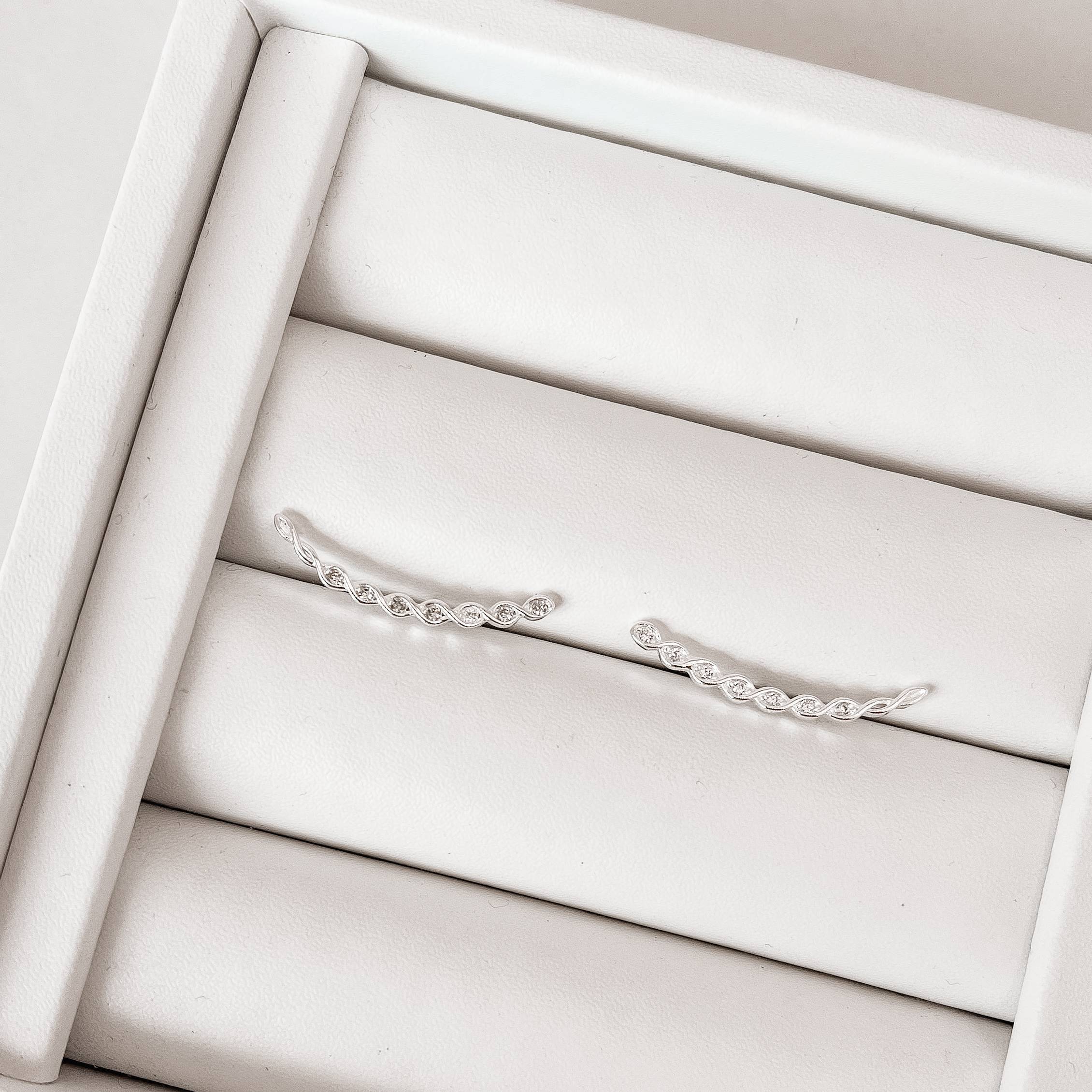 Brinco ear cuff trançado cravejado tarraxa