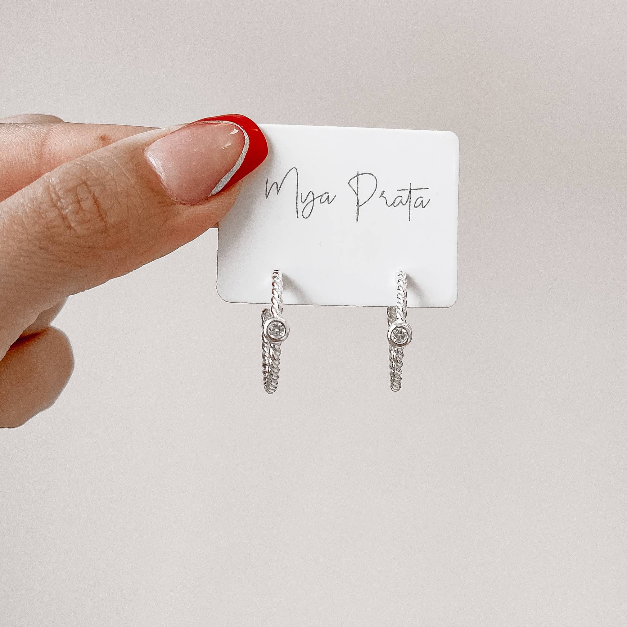 Imagem Secundária Argola torcida detalhe zircônia 20mm tarraxa