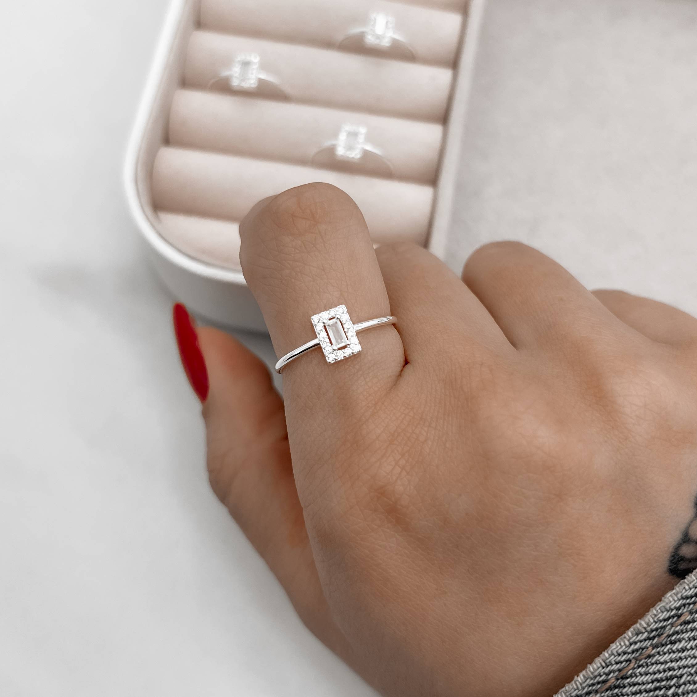 Anel zircônia retangular com cravejado