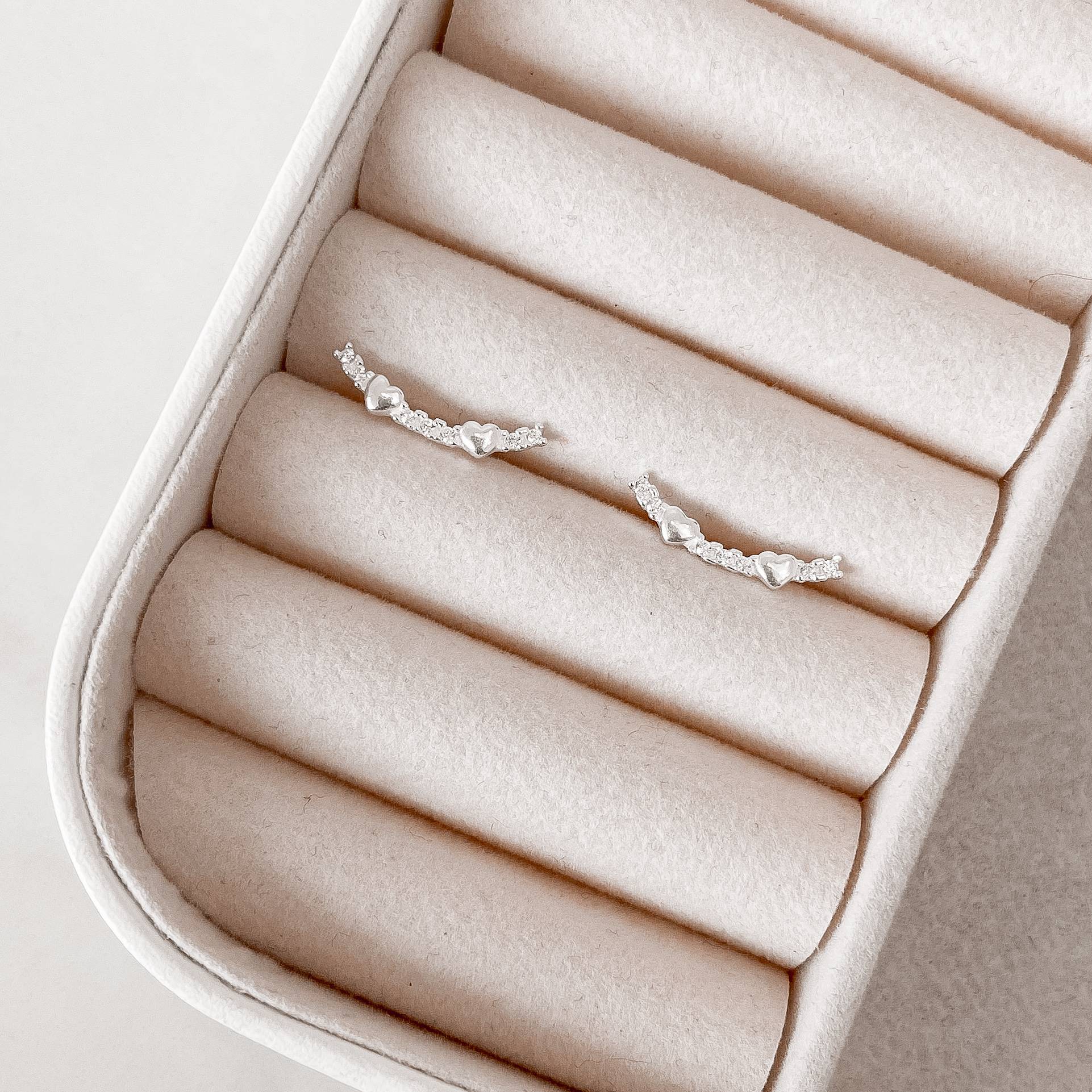 Imagem Brinco ear cuff corações com cravejado tarraxa