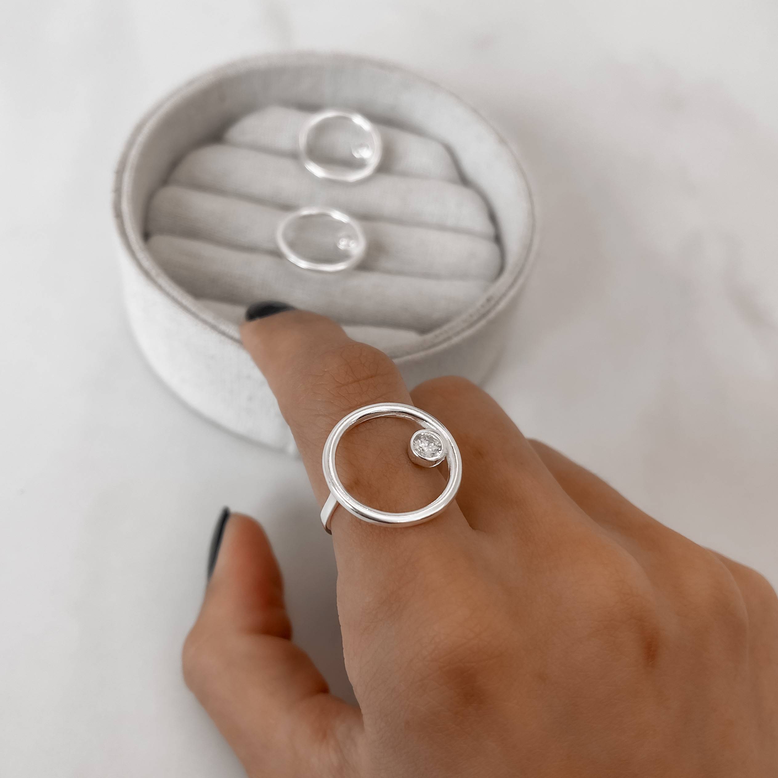 Imagem Secundária Anel círculo vazado com zircônia