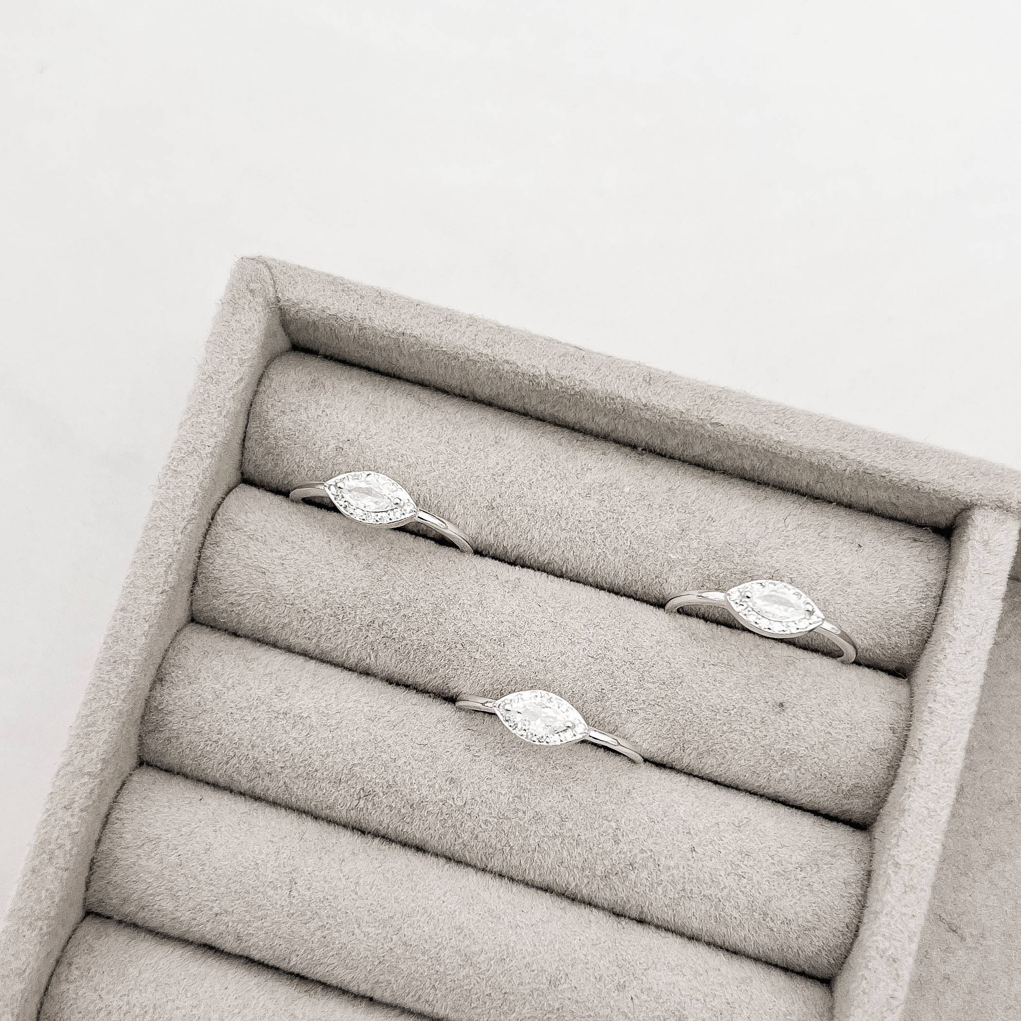 Imagem Secundária Anel zircônia navete com cravejado