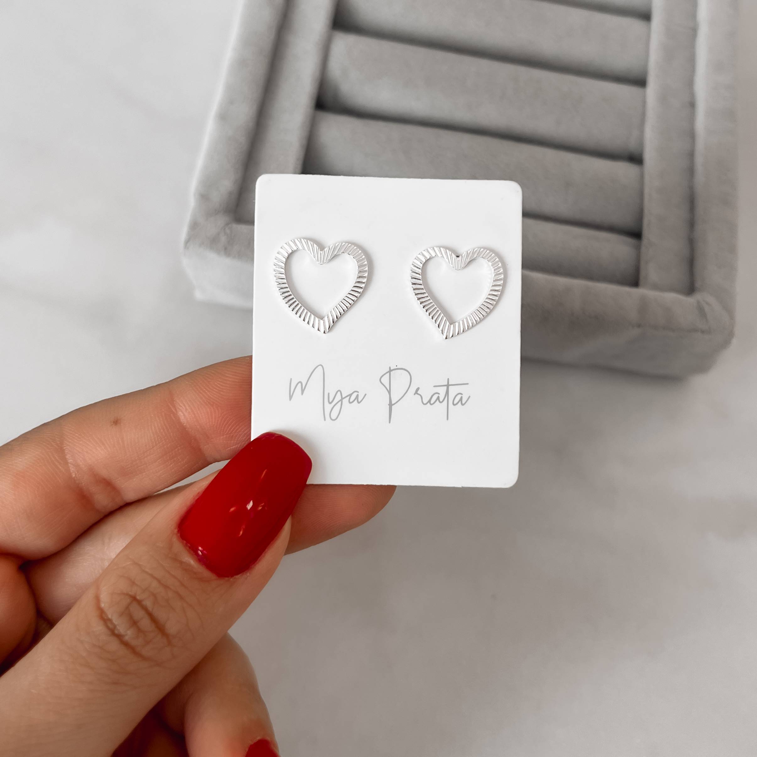 Imagem Brinco coração vazado riscado 14mm