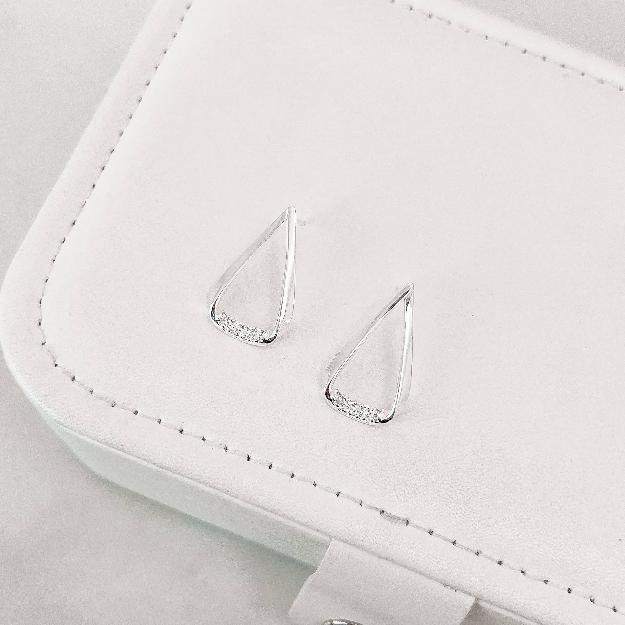 Imagem Secundária Brinco gota vazada detalhe cravejado 24mm