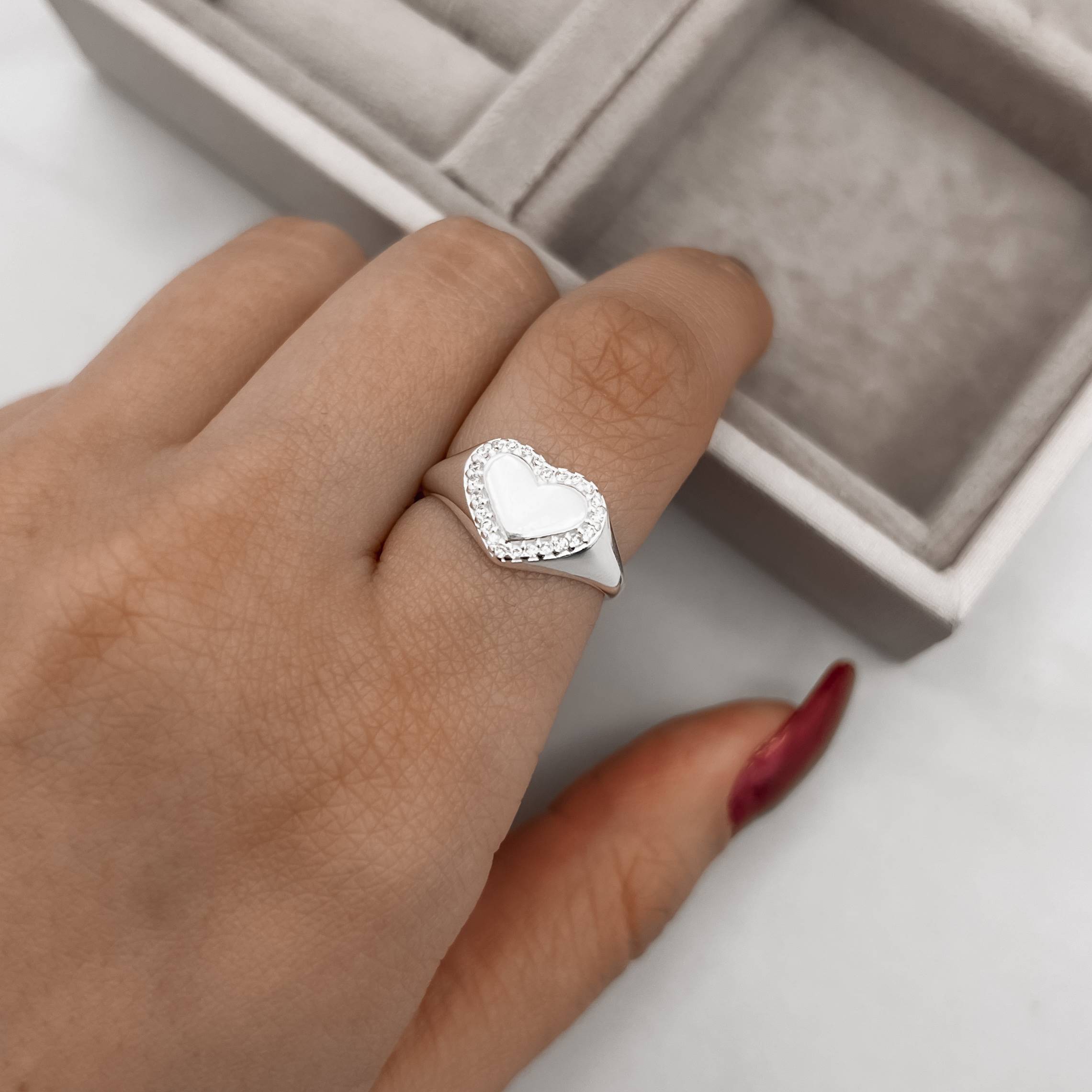 Anel largo coração borda cravejada