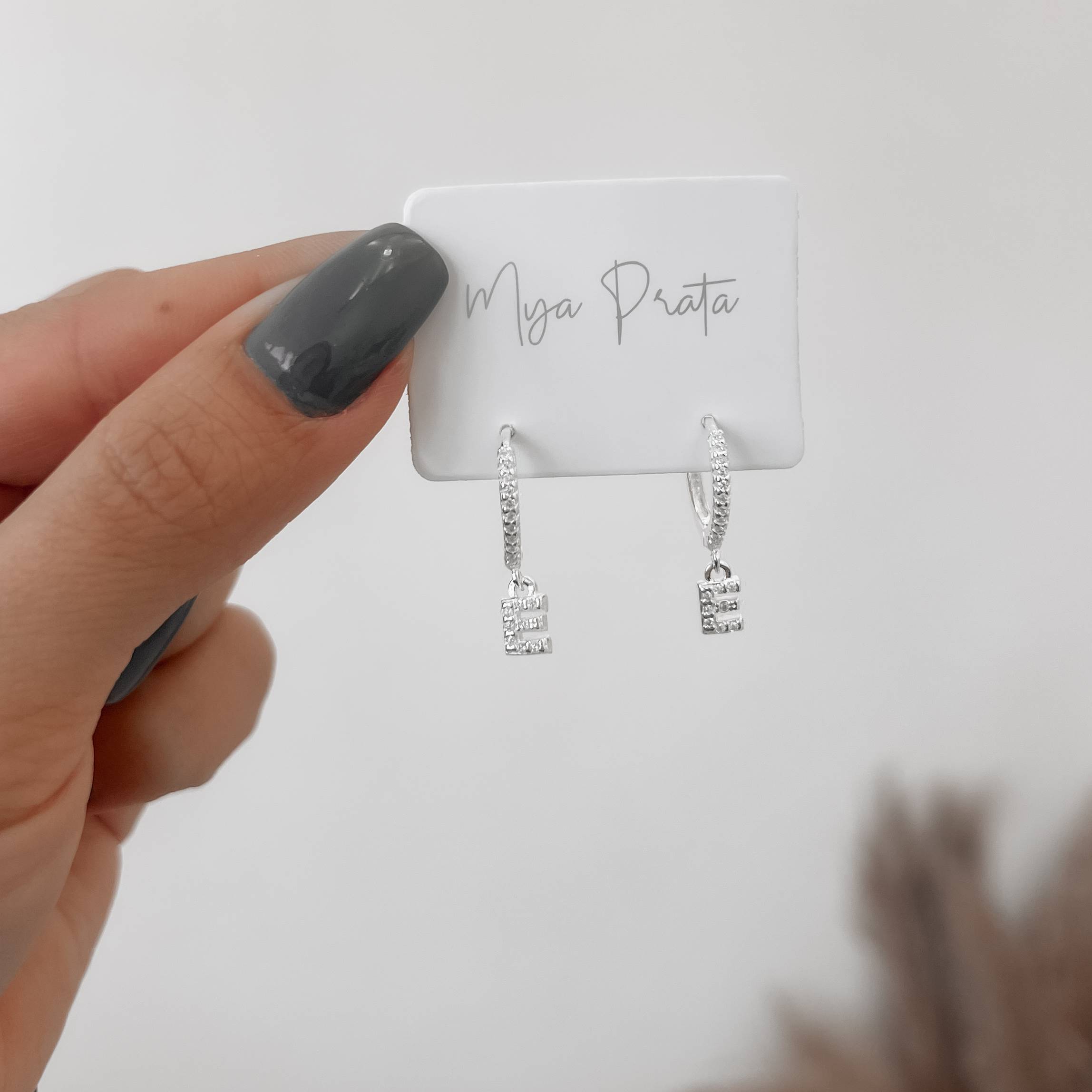 Imagem Argola click cravejada 14mm pingente letra E