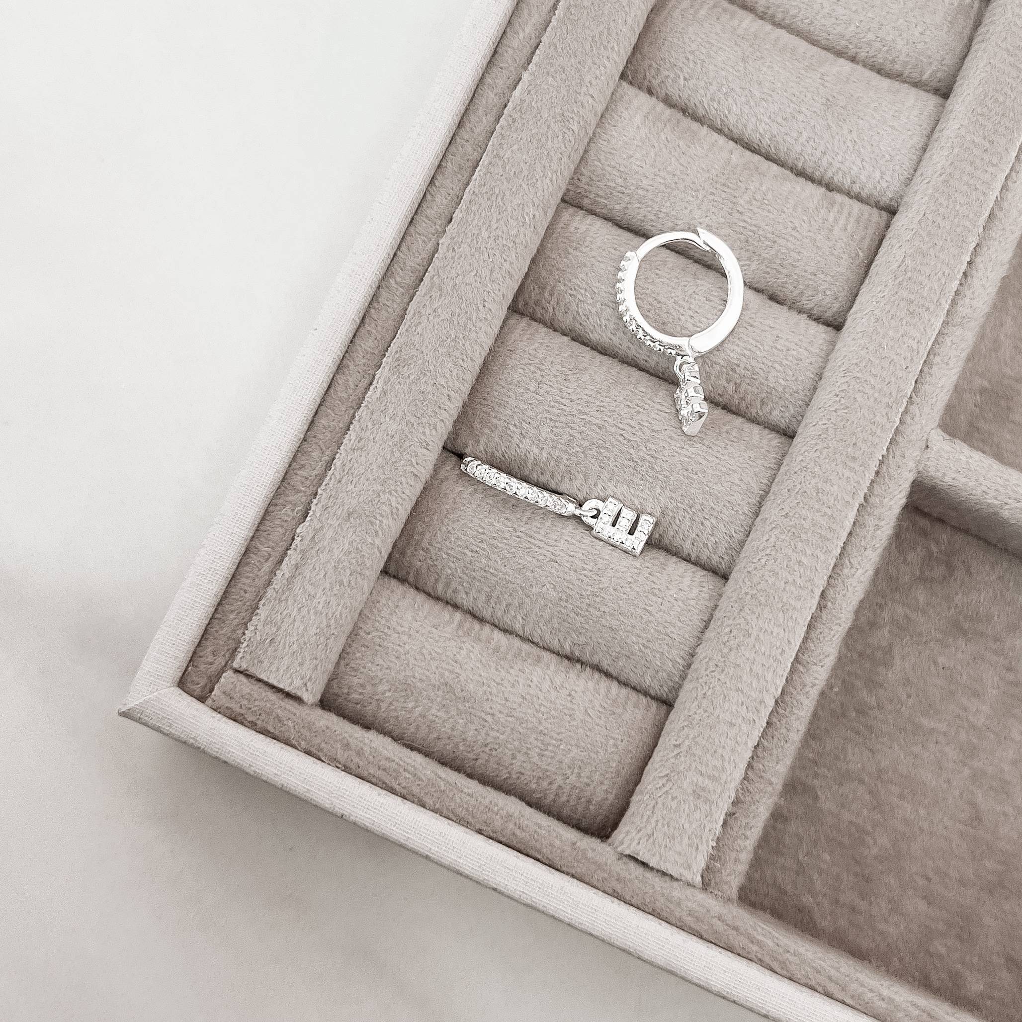 Imagem Secundária Argola click cravejada 14mm pingente letra E