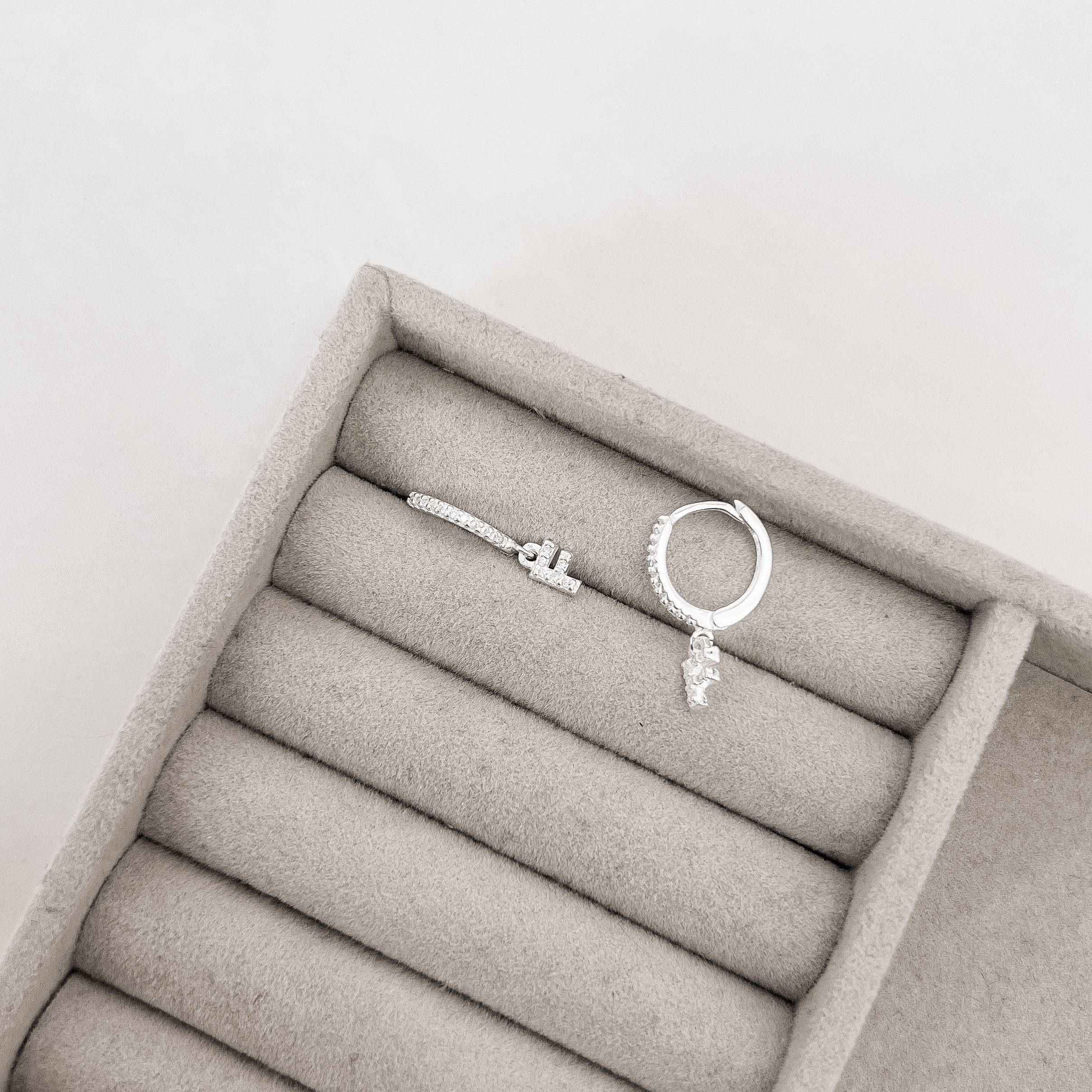 Imagem Argola click cravejada 14mm pingente letra F