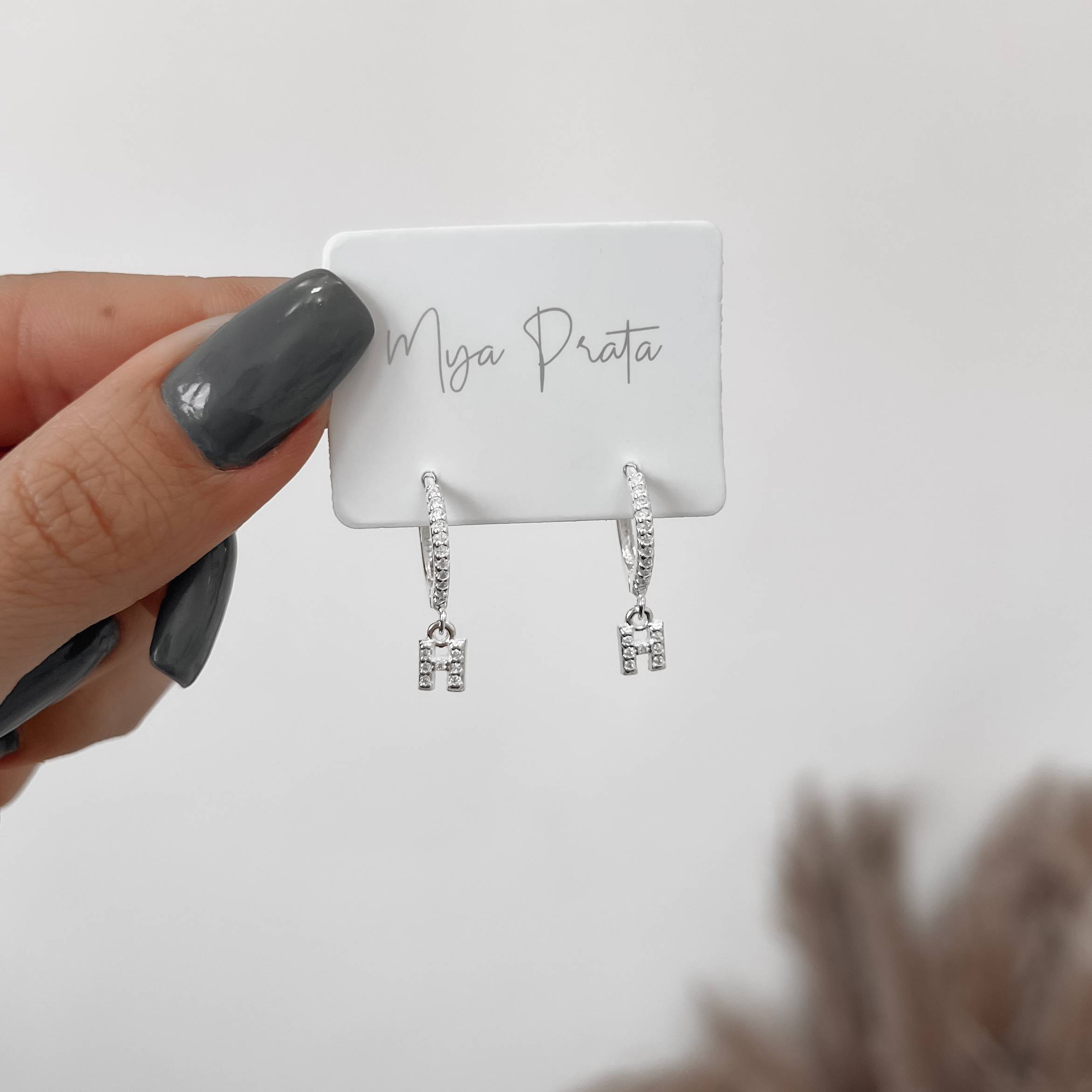 Imagem Secundária Argola click cravejada 14mm pingente letra H