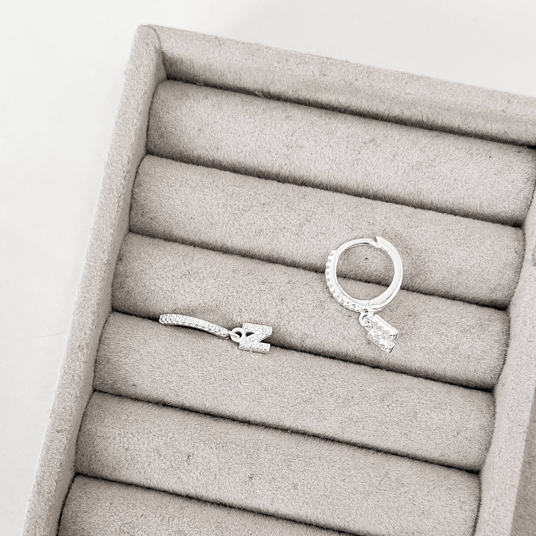 Argola click cravejada 14mm pingente letra N