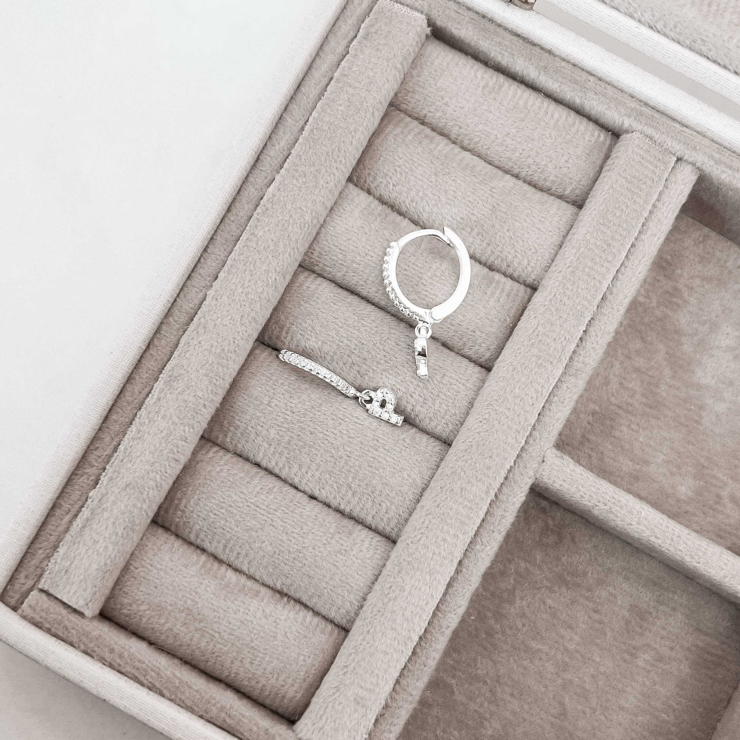 Imagem Argola click cravejada 14mm pingente letra P