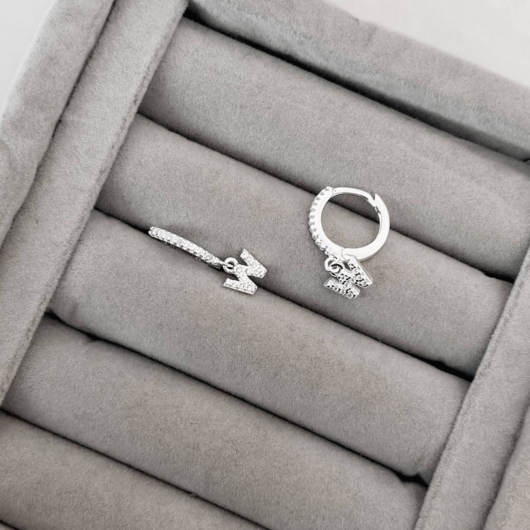 Imagem Secundária Argola click cravejada 14mm pingente letra W