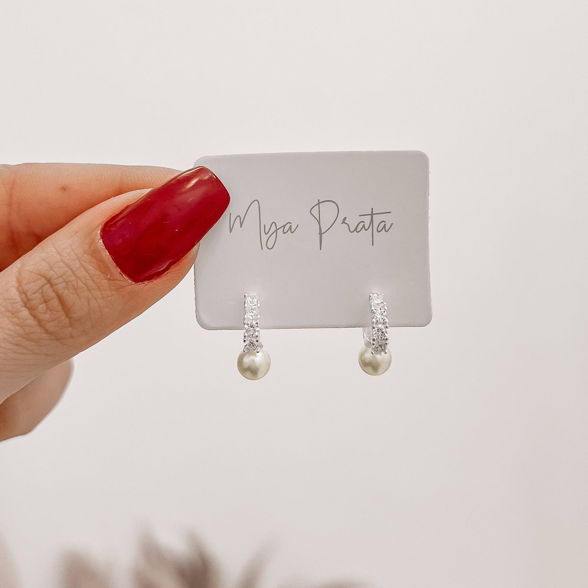 Argola click cravejada 9mm detalhe pérola