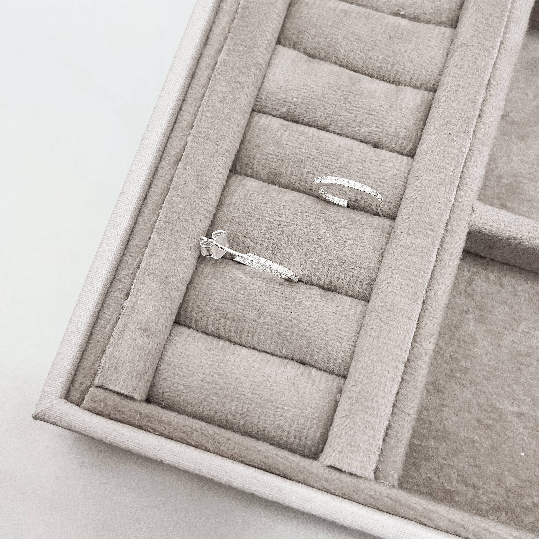 Argola 14mm cravejada frente e interior tarraxa importada