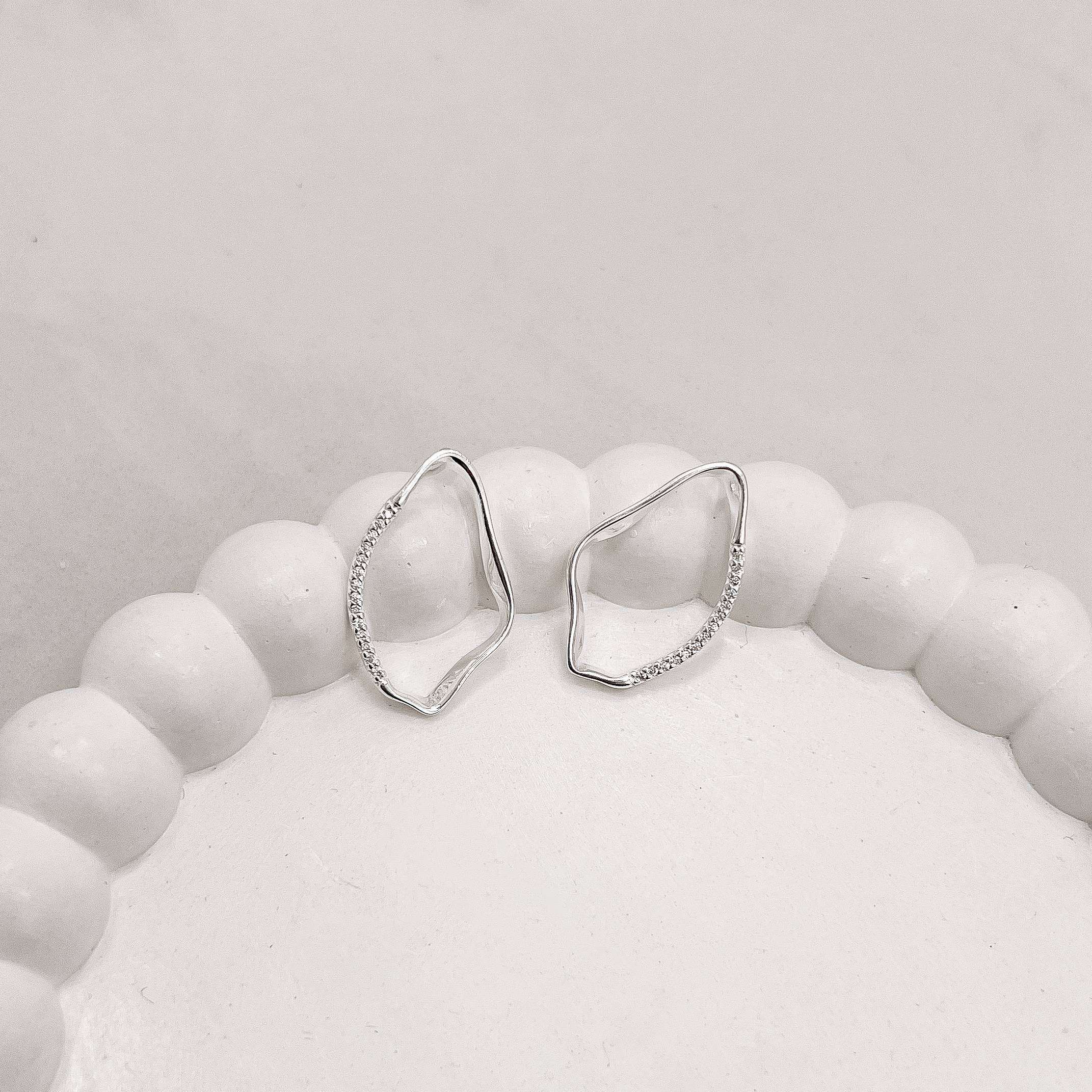 Imagem Brinco assimétrico vazado detalhe cravejado 26mm