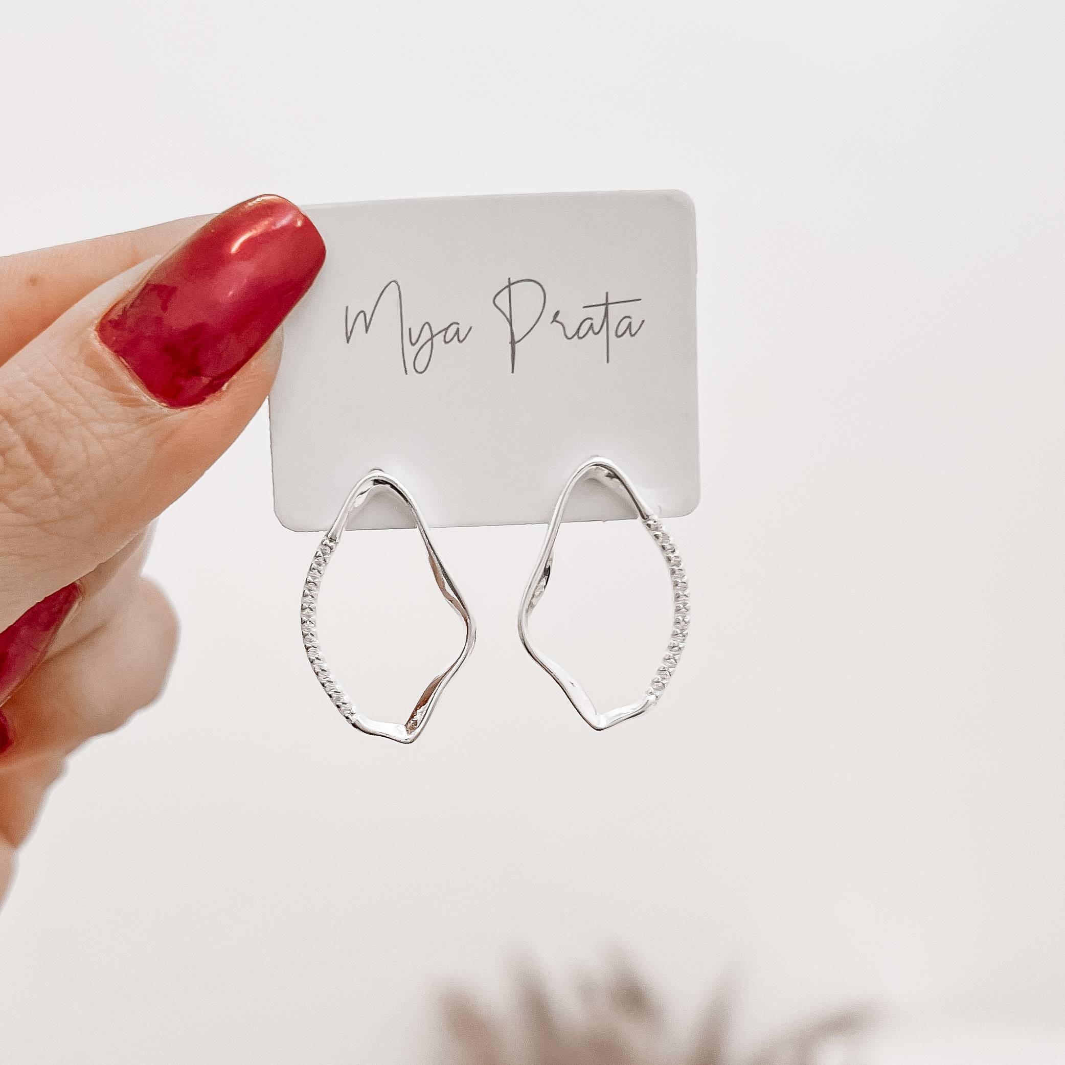 Imagem Secundária Brinco assimétrico vazado detalhe cravejado 26mm