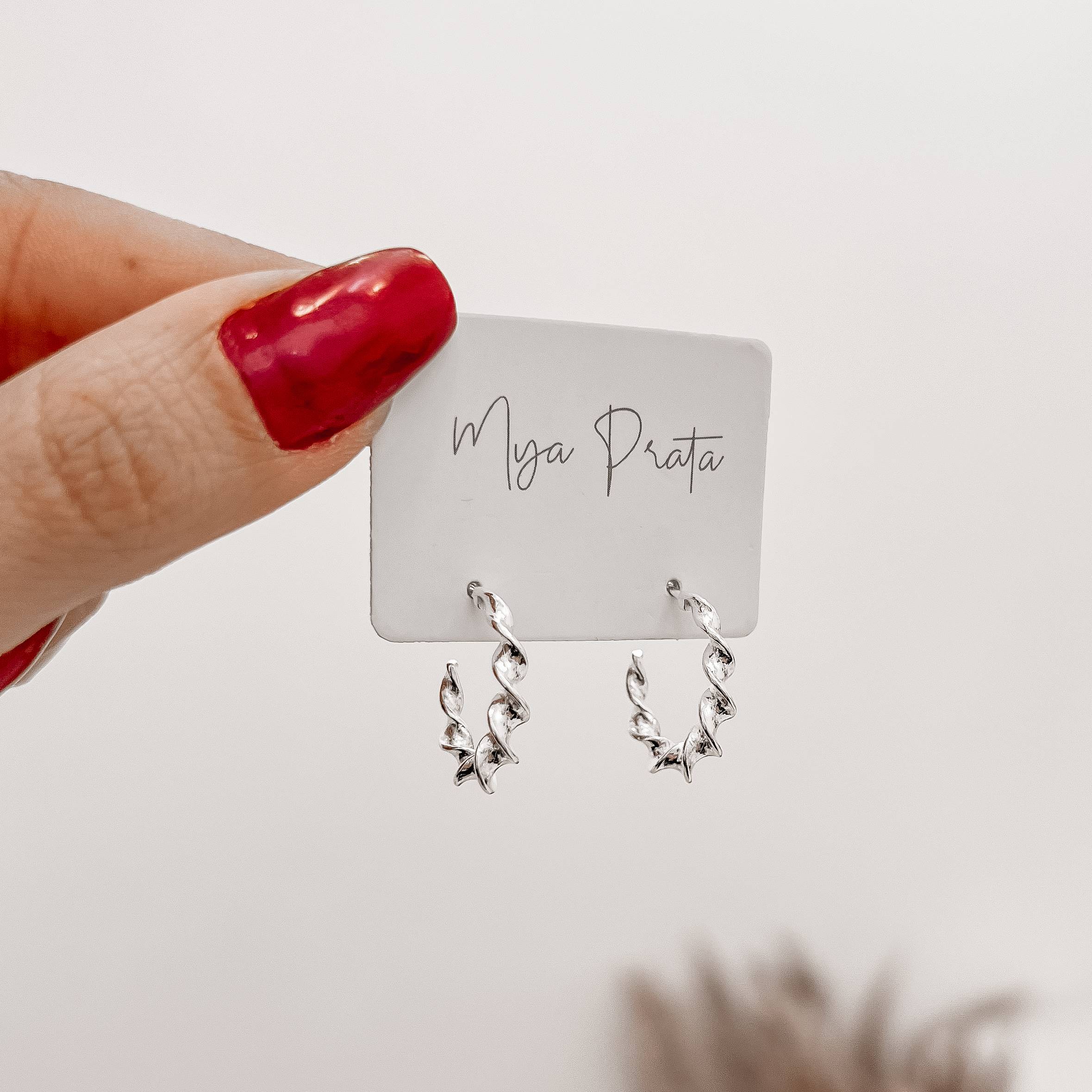 Argola oval torcida 20mm tarraxa