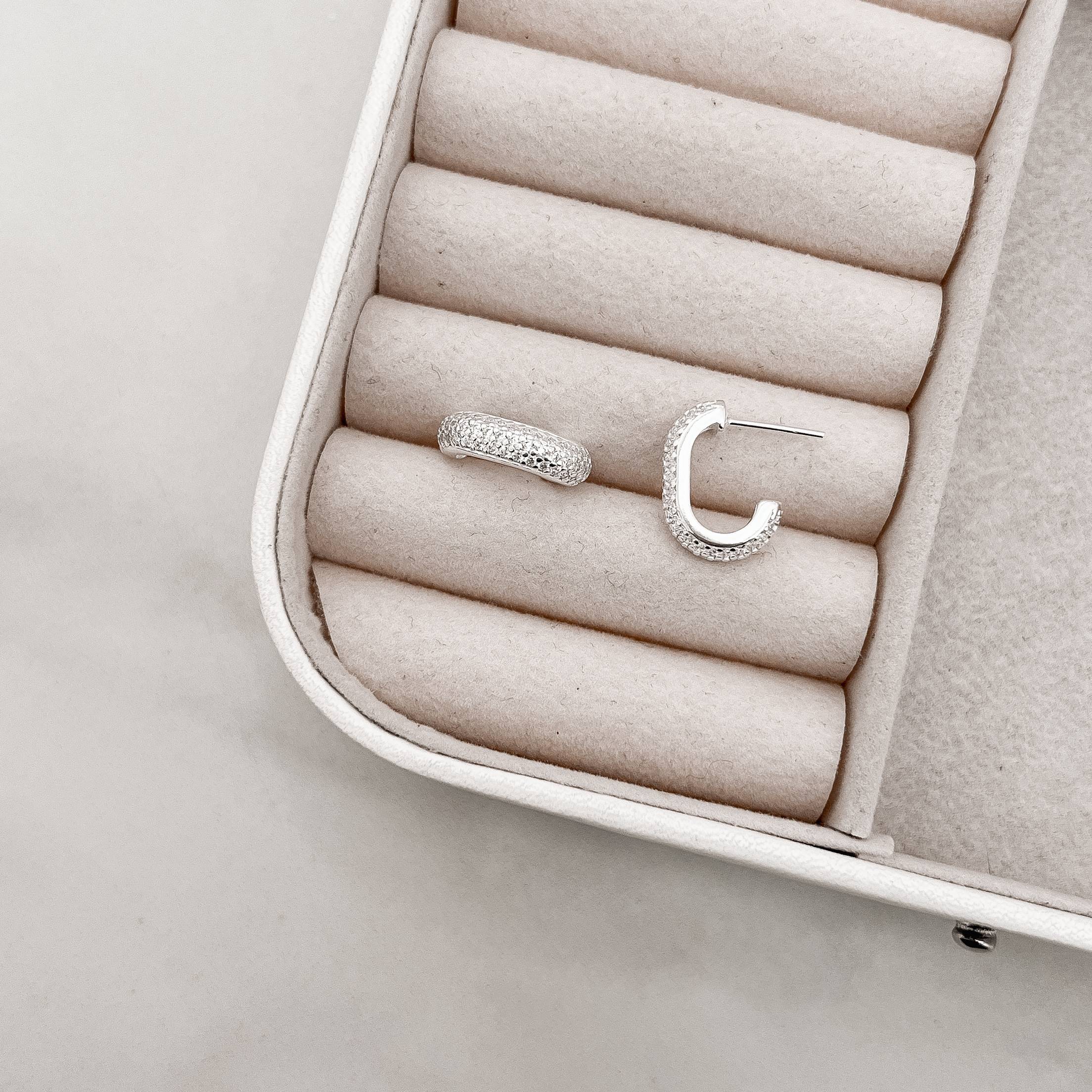 Imagem Argola oval triplo cravejado 16mm tarraxa