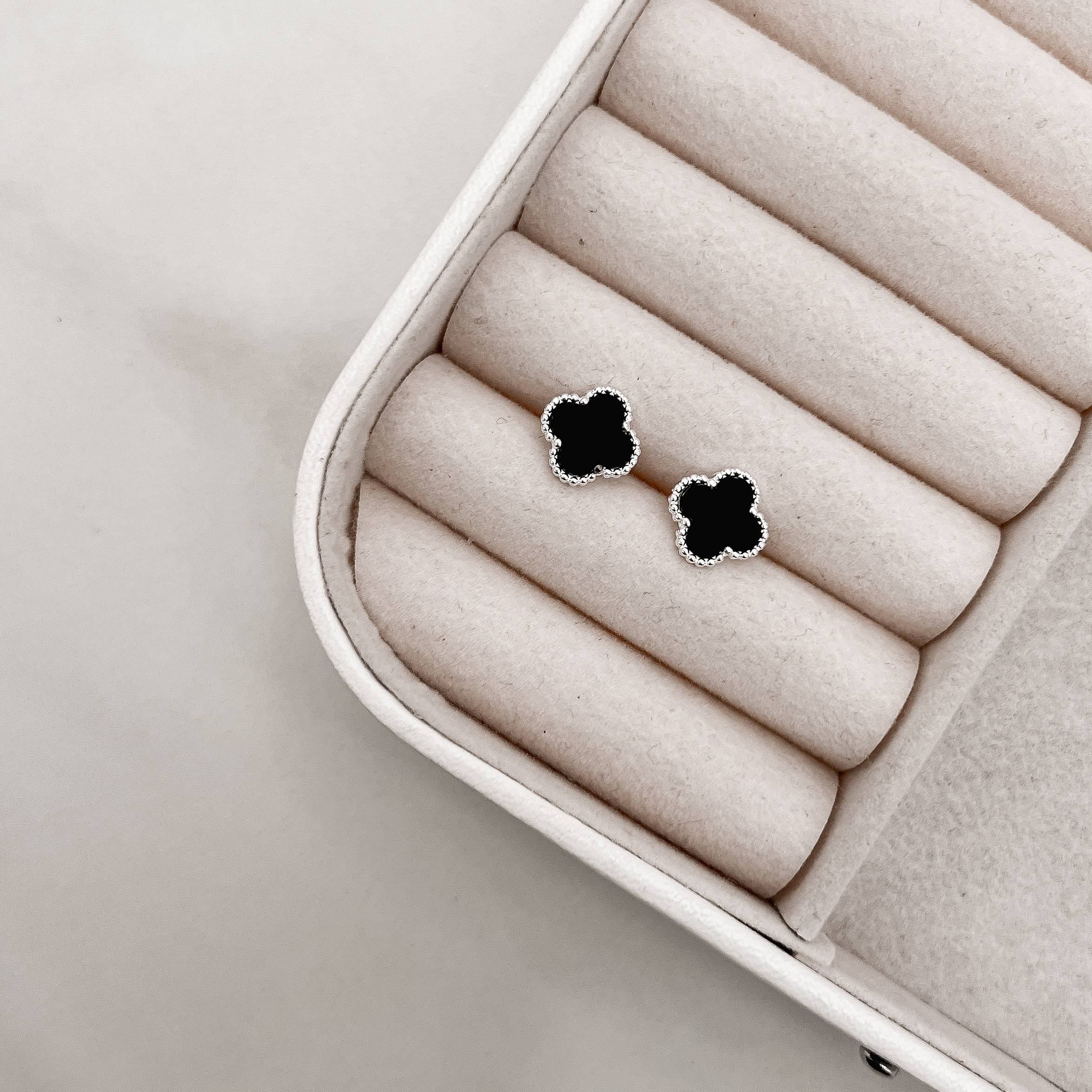 Imagem Secundária Brinco trevo pedra ônix com bolinhas 10mm