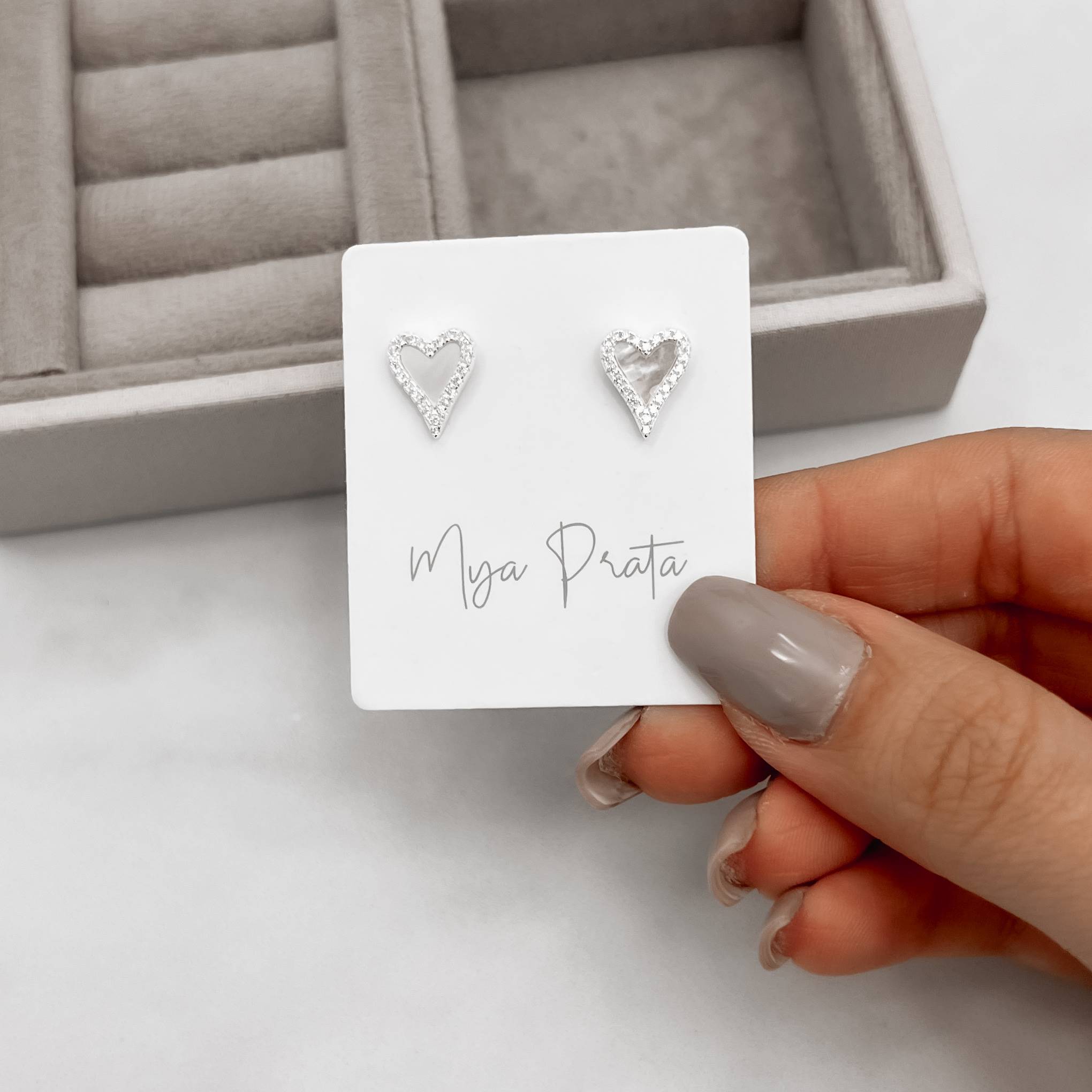 Imagem Brinco coração madrepérola com cravejado 11mm