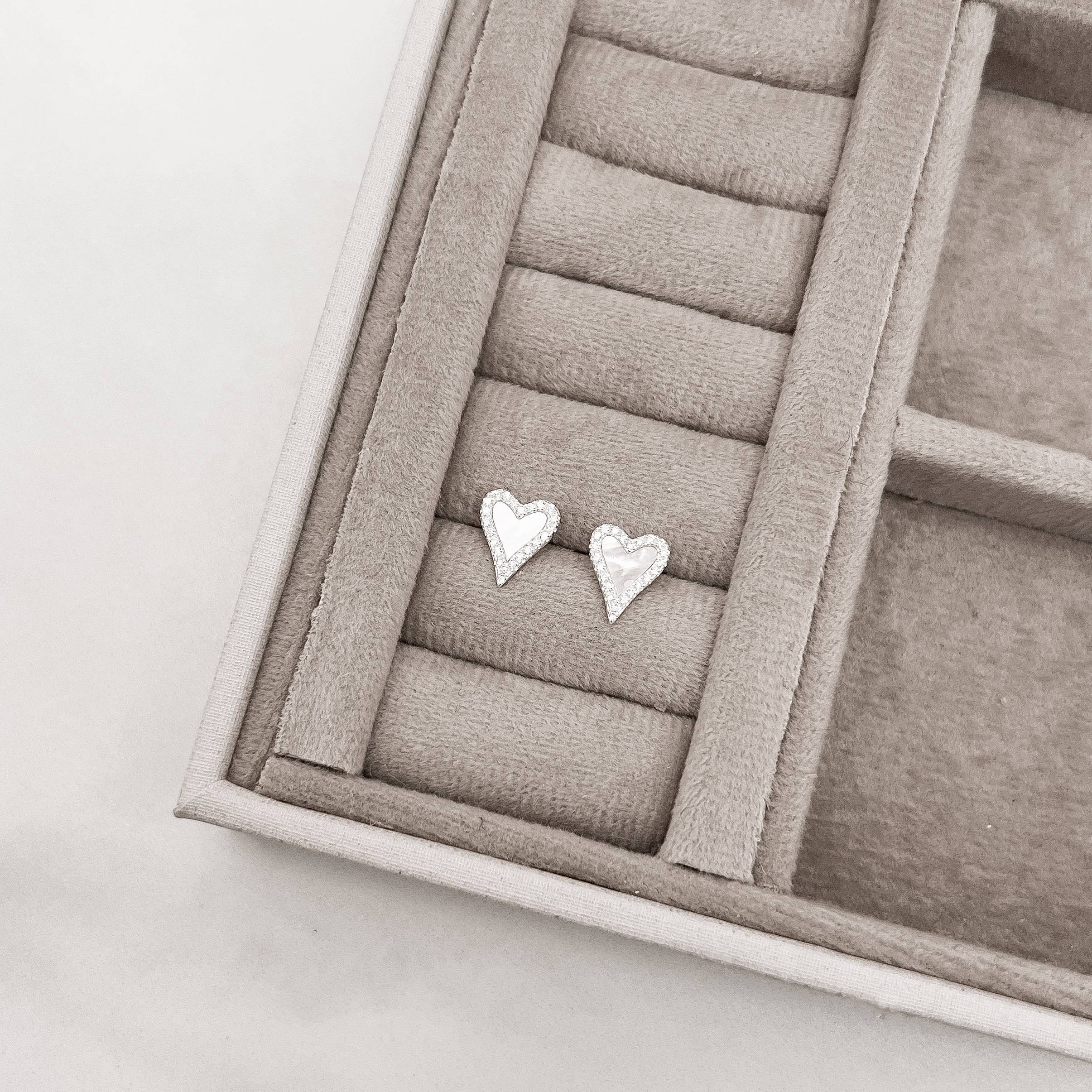 Imagem Secundária Brinco coração madrepérola com cravejado 11mm