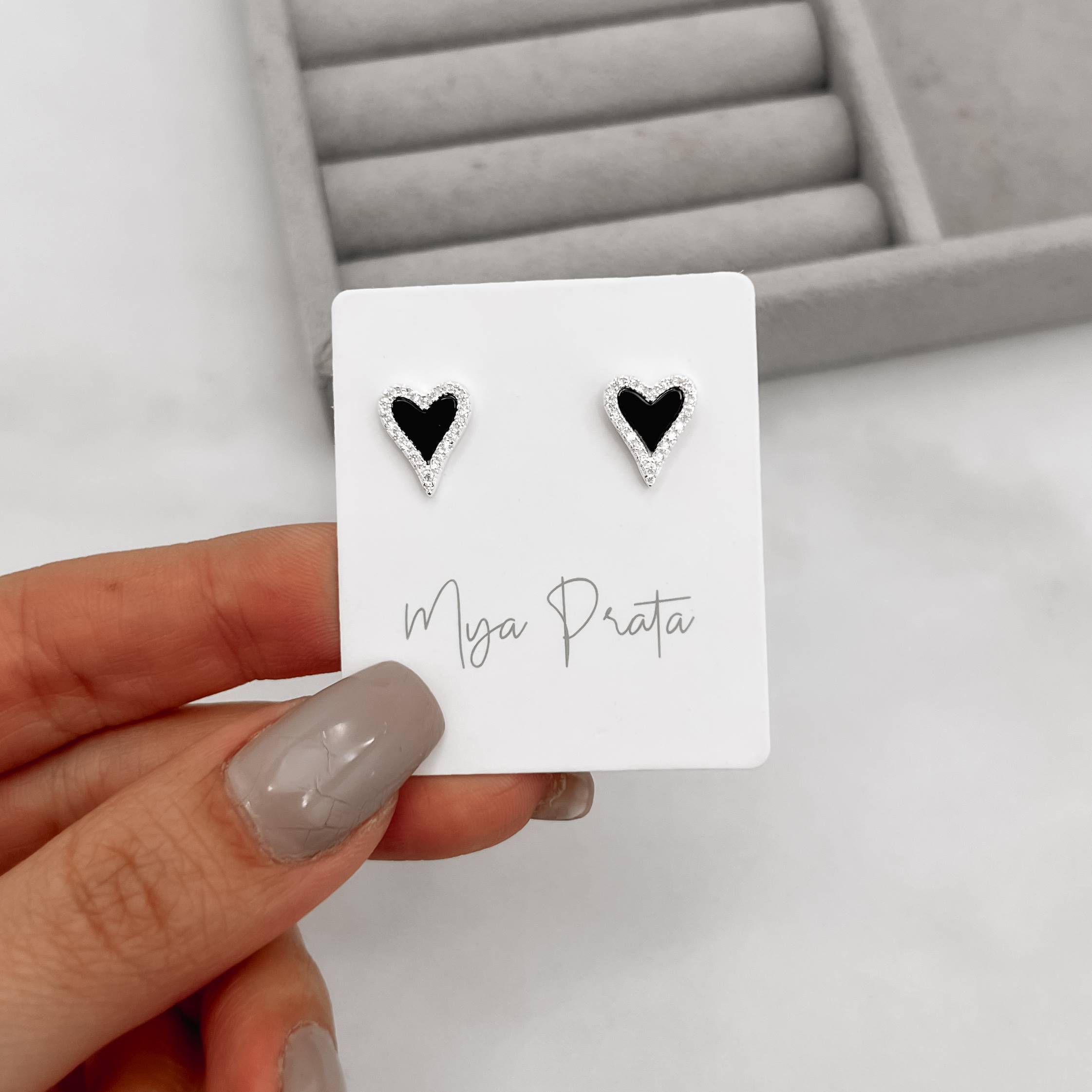 Imagem Secundária Brinco coração pedra ônix com cravejado 11mm