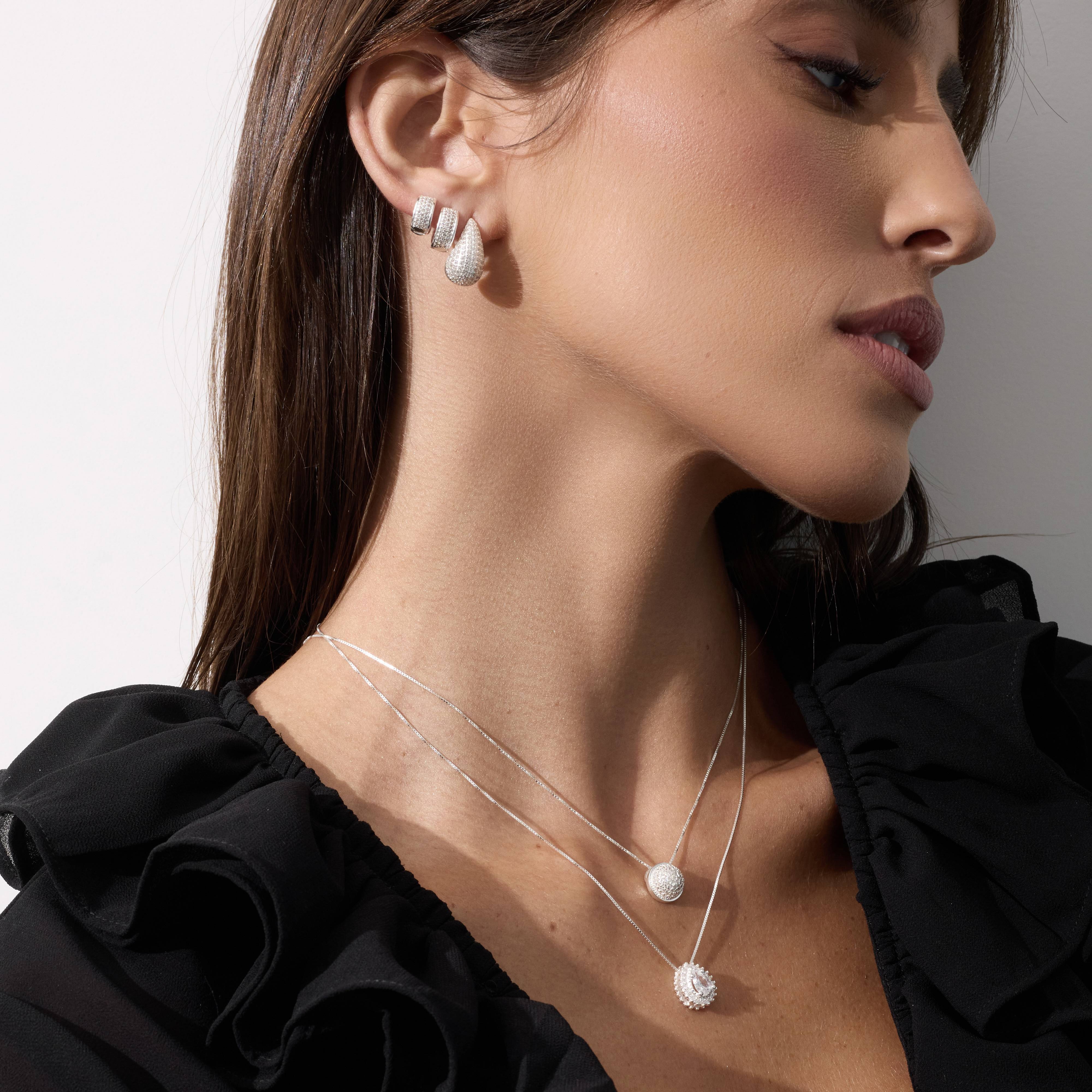 Imagem Secundária Argola click larga cravejada 9mm detalhe geométrico vazado