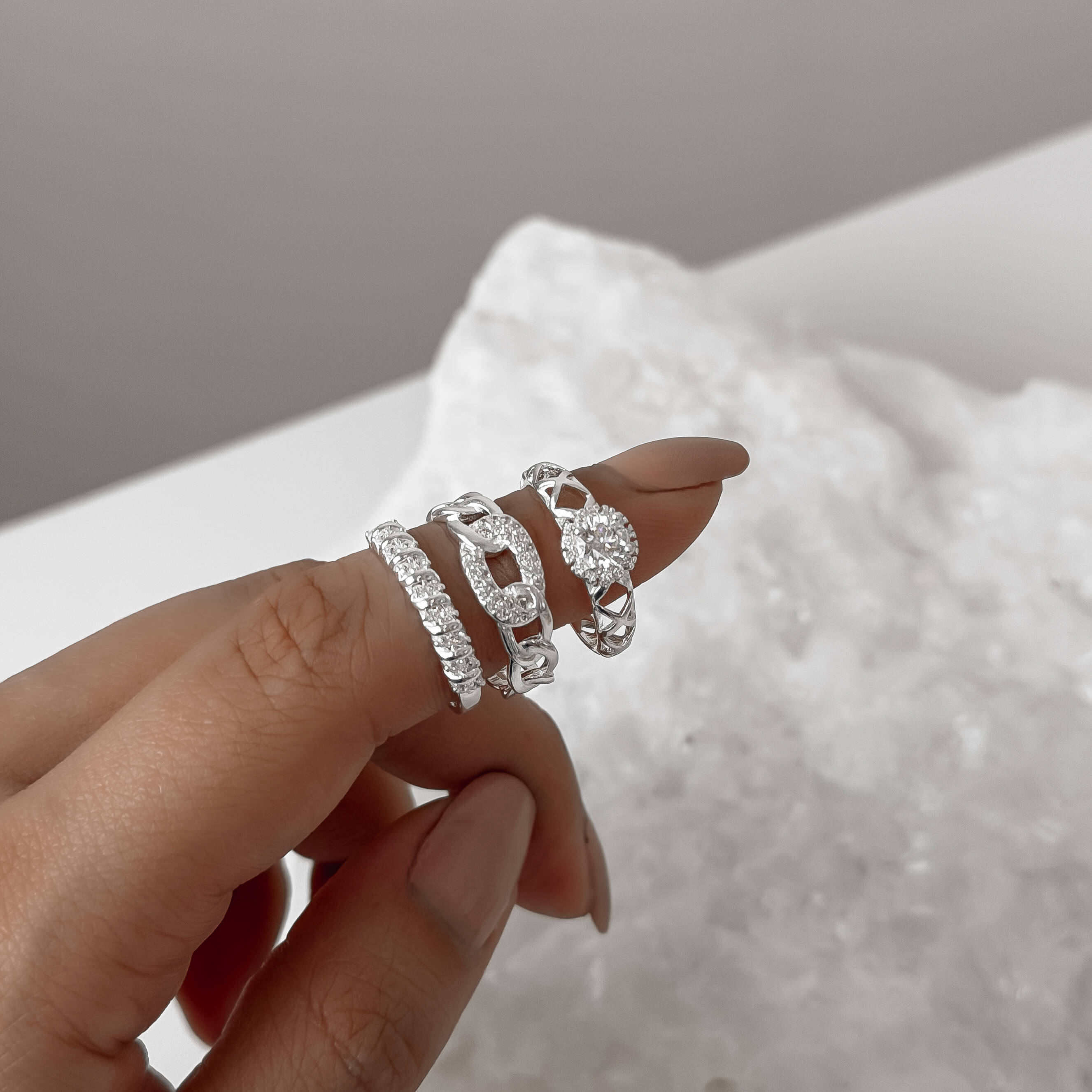 Imagem Secundária Anel zircônia redonda com cravejado e vazado na lateral