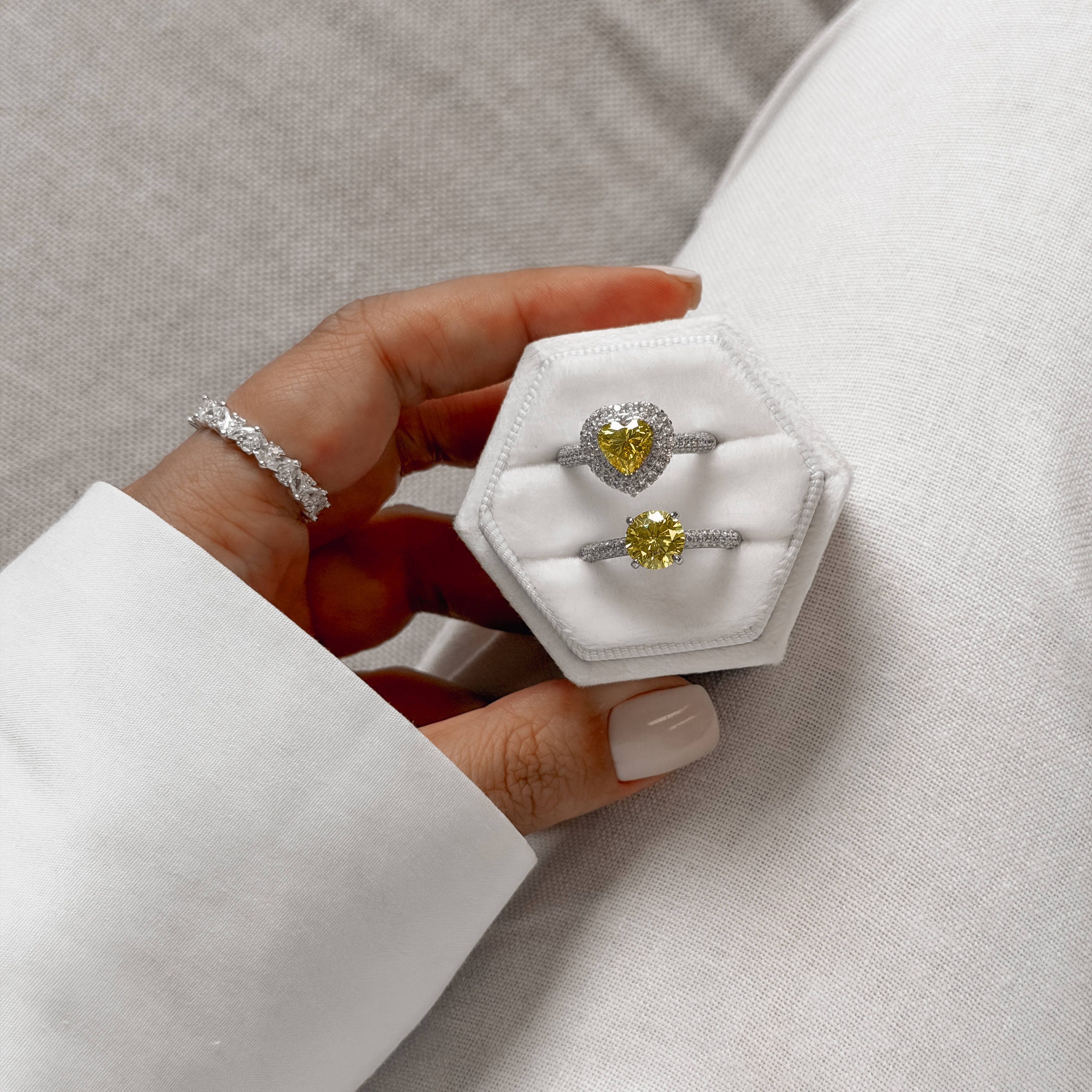 Imagem Secundária Anel solitário moissanite Yellow Fancy 7.5mm com cravejado ródio