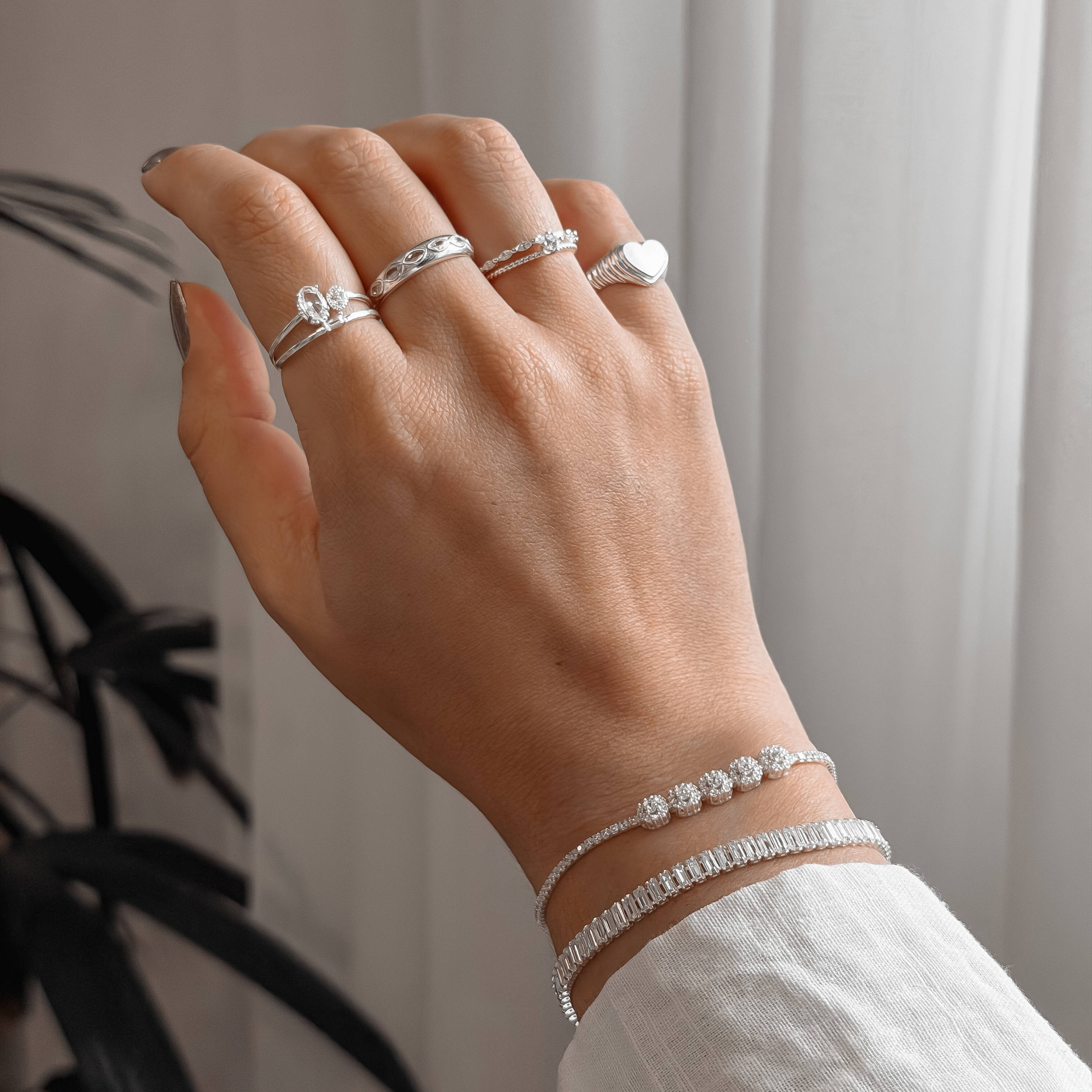 Imagem Secundária Anel fio duplo meia aliança zircônias navete e solitário 3mm