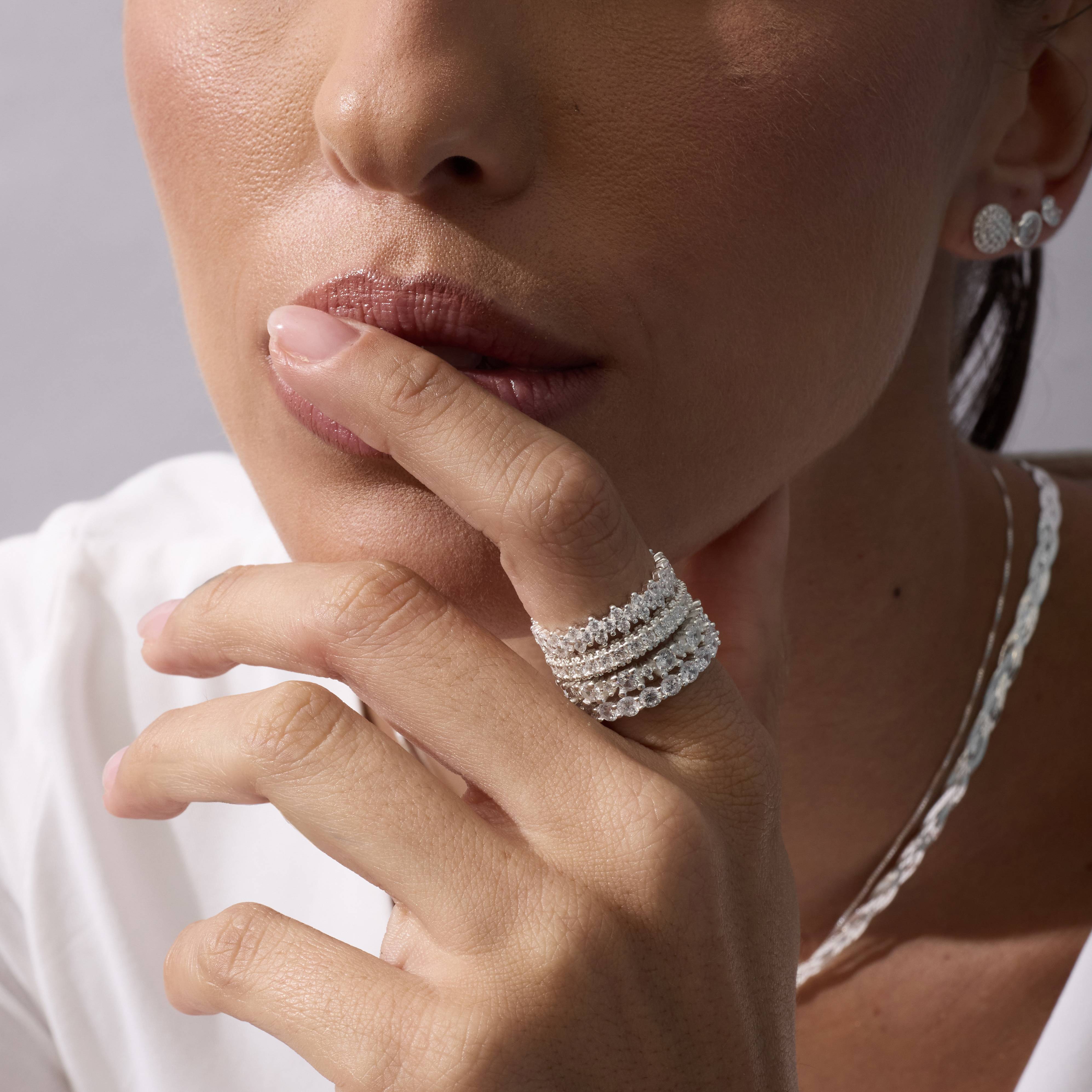 Imagem Secundária Anel aliança toda cravejada trabalhada