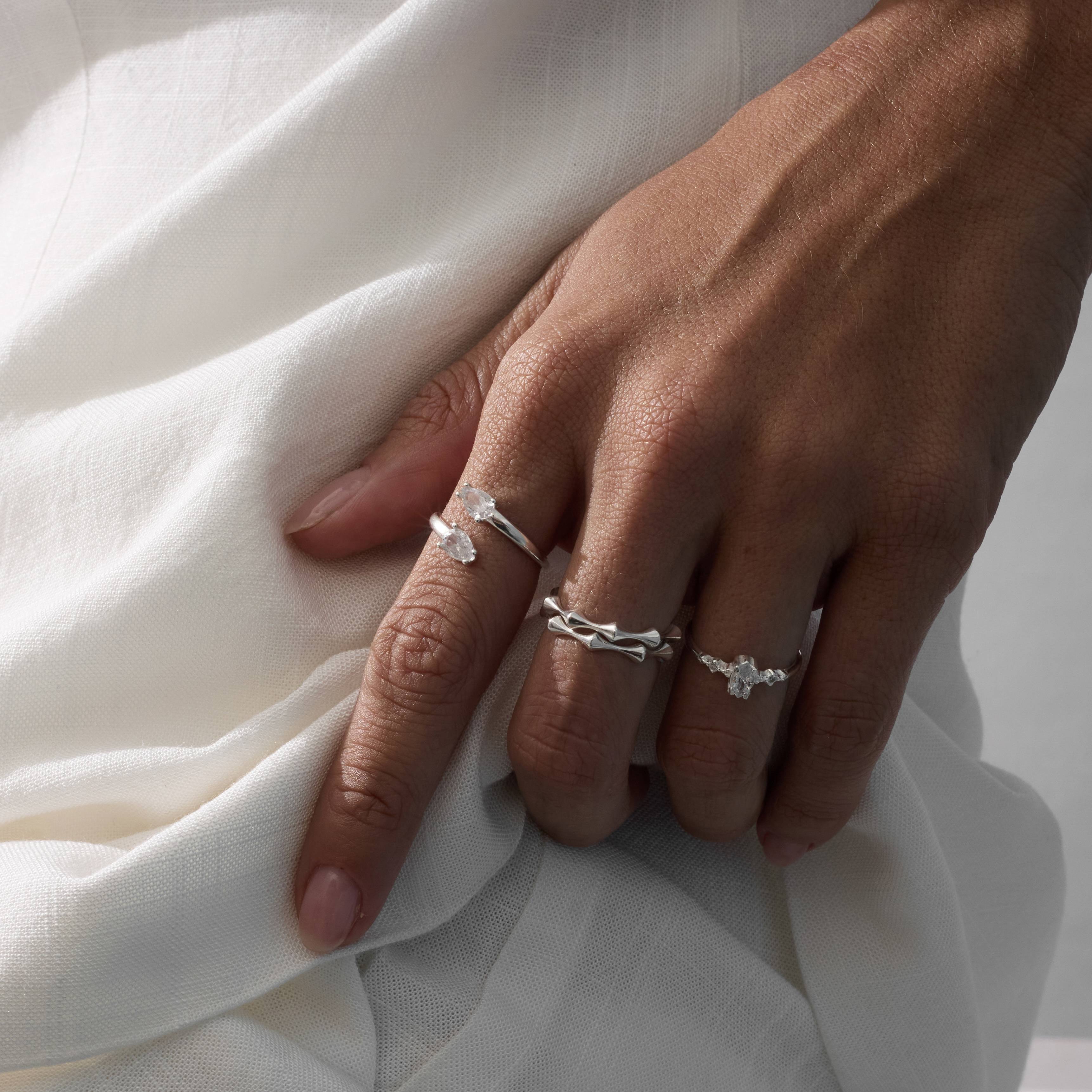 Imagem Secundária Anel solitário navete com mini zircônias