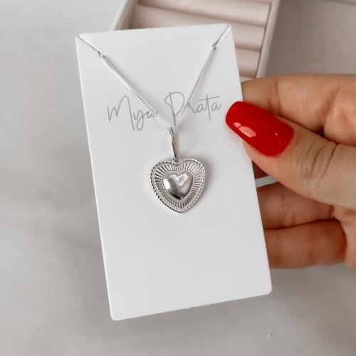 Colar pingente coração detalhe desenhado 17mm 45cm