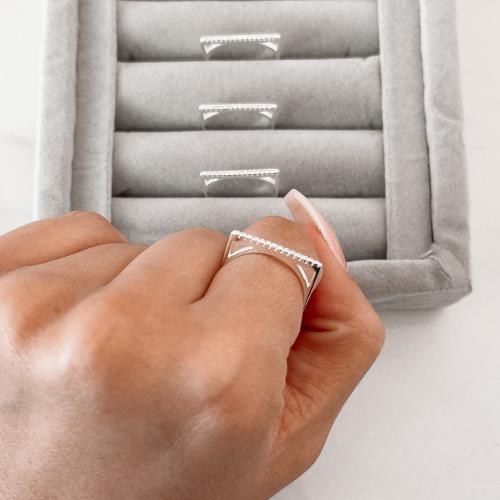 Anel reto cravejado detalhe vazado