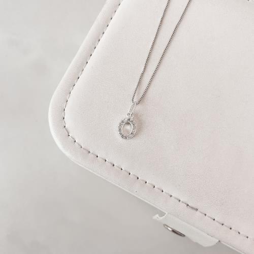 Colar pingente letra O cravejada 10mm 45cm