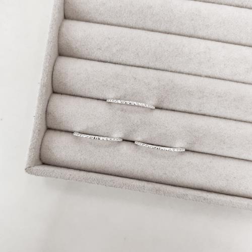 Aliança toda cravejada