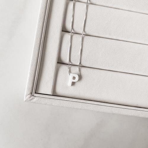 Colar madrepérola letra P 45cm