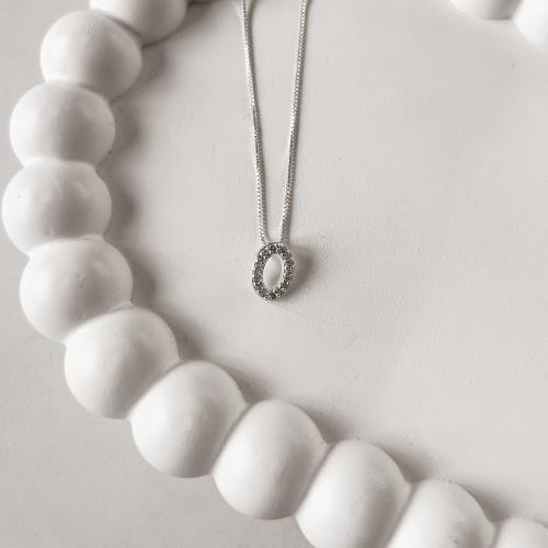 Colar letra O cravejada 45cm